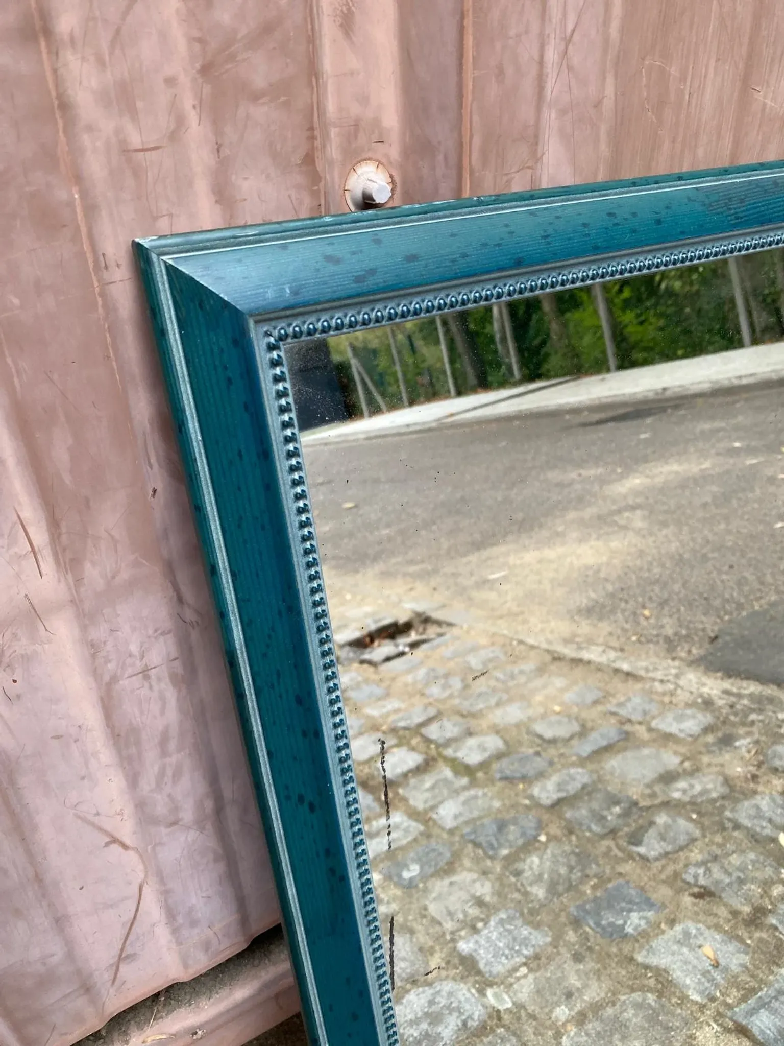 Miroir mural en bois bleu pétrole patiné et perlé