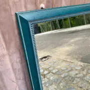 Miroir mural en bois bleu pétrole patiné et perlé