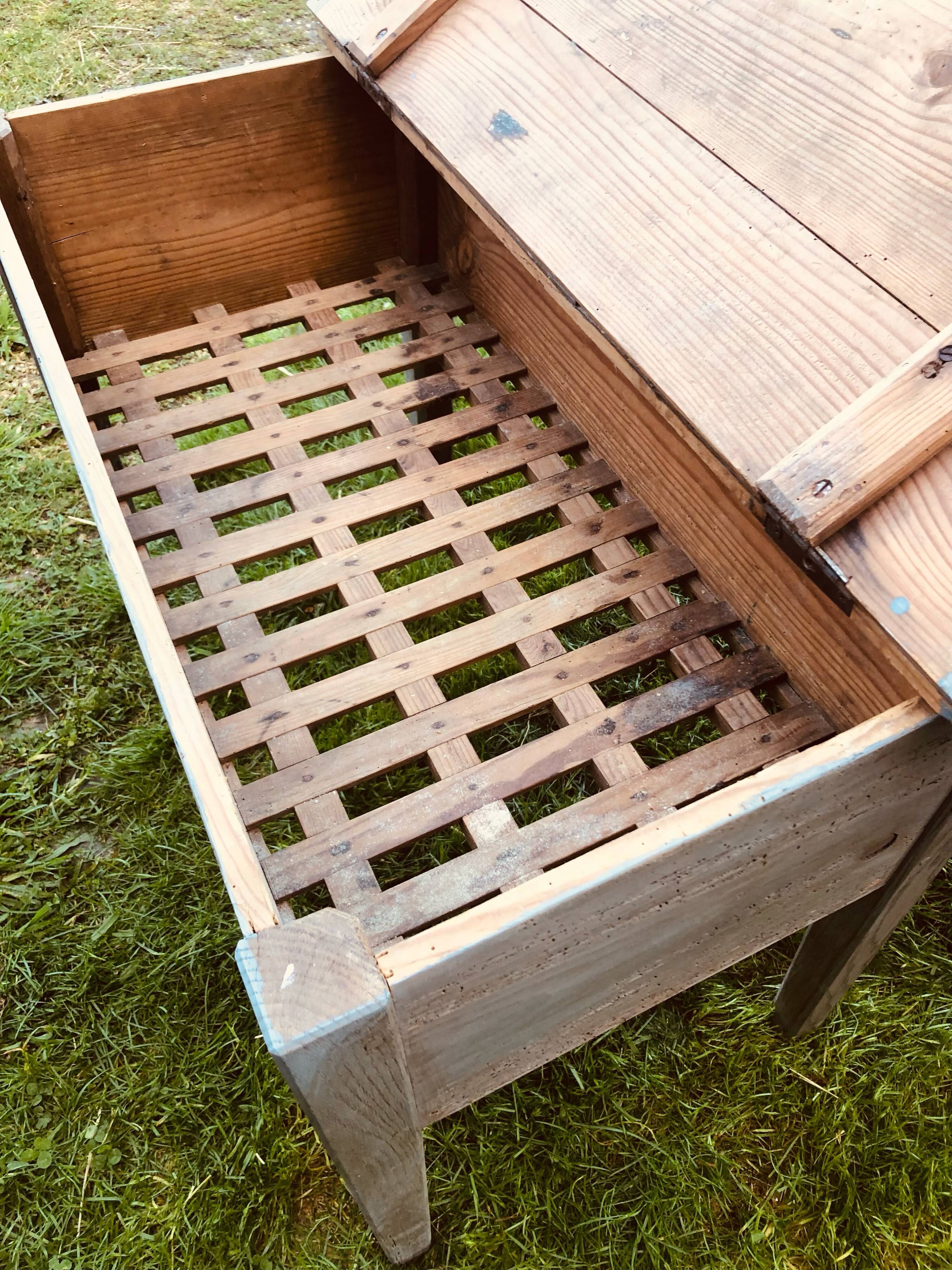 Wooden companion drainer with patina