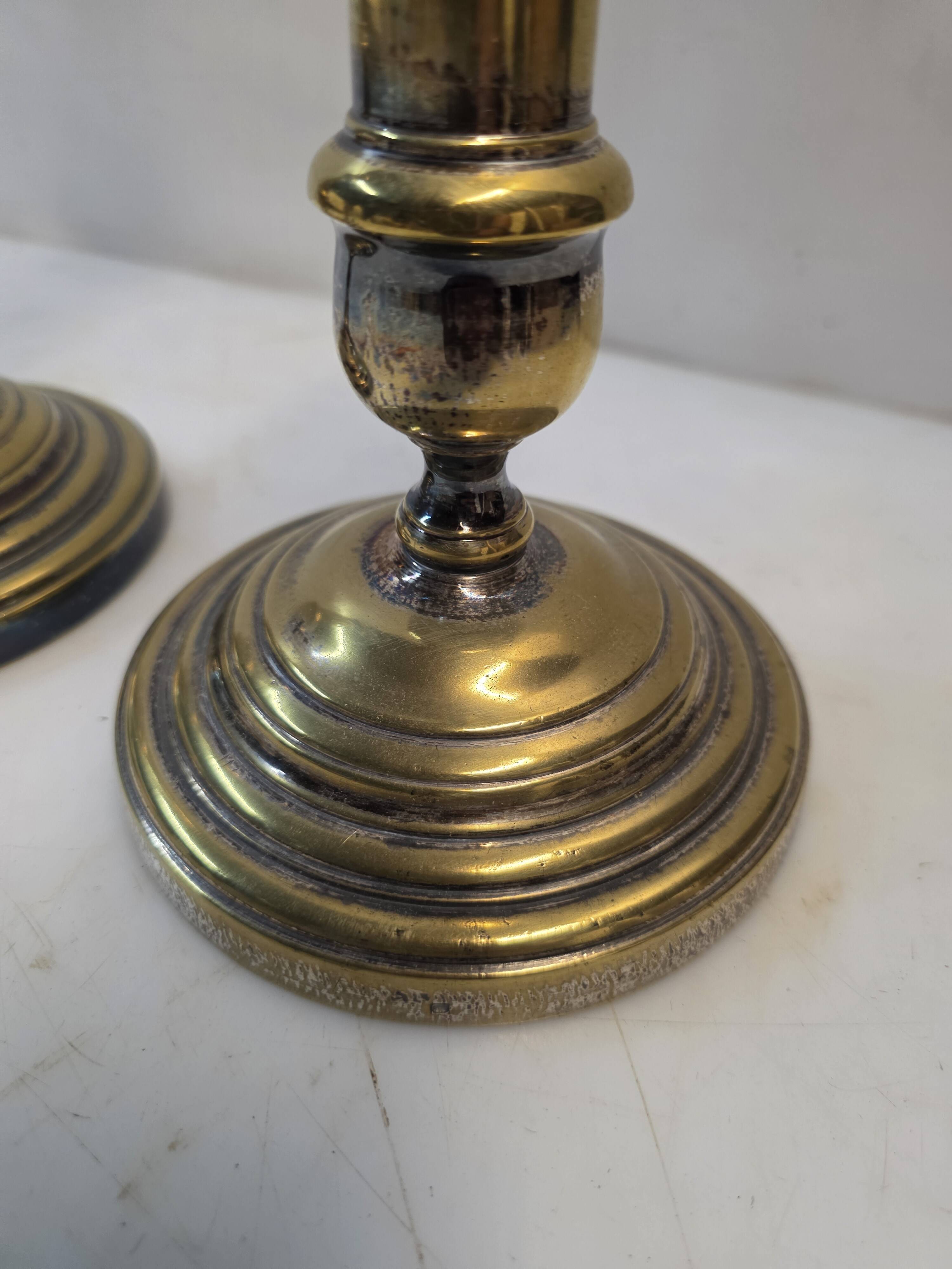 Paire de bougeoirs anciens en laiton