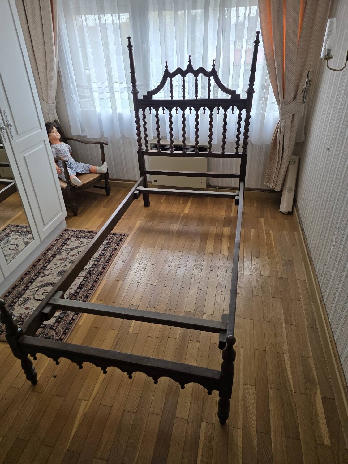 Paire de lits en bois sculpté