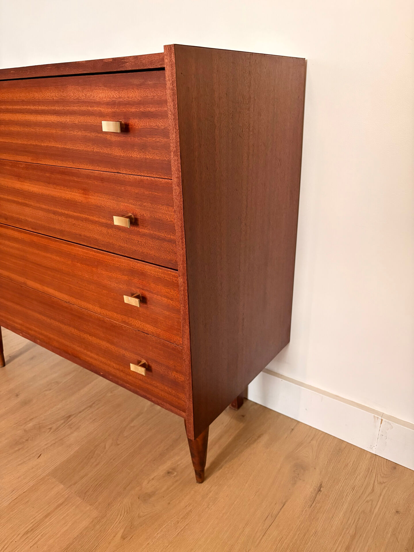 Commode en teck poignées dorées