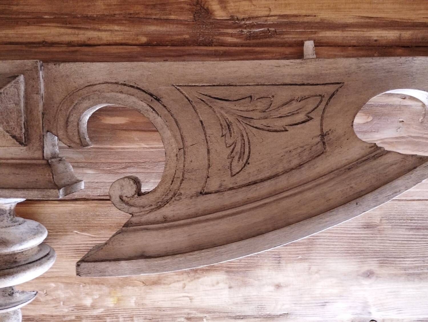 Shabby chic patina pediment