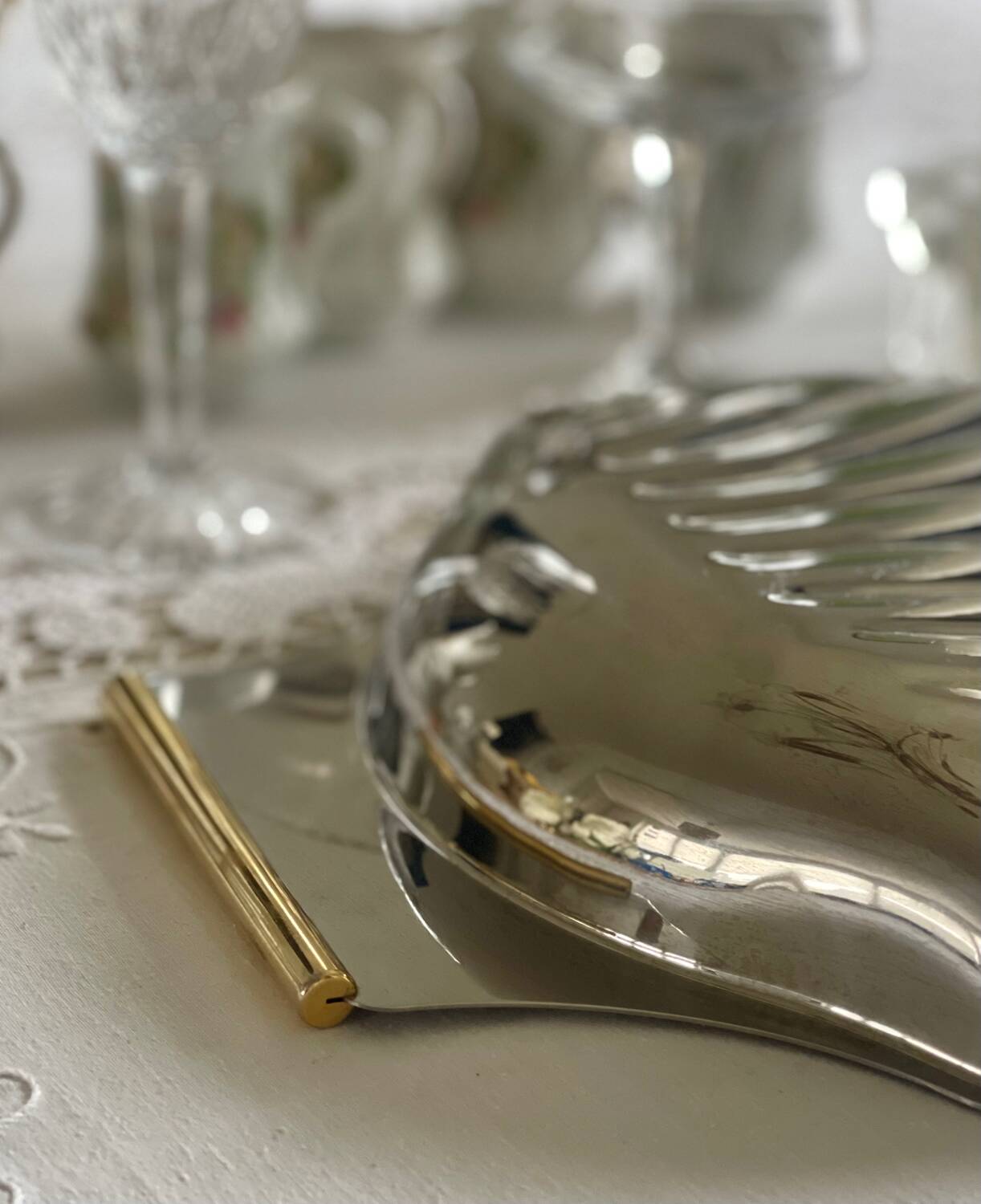 Silver-plated metal shell dish