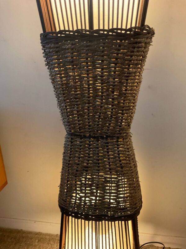 Lampadaire vintage en rotin et raphia