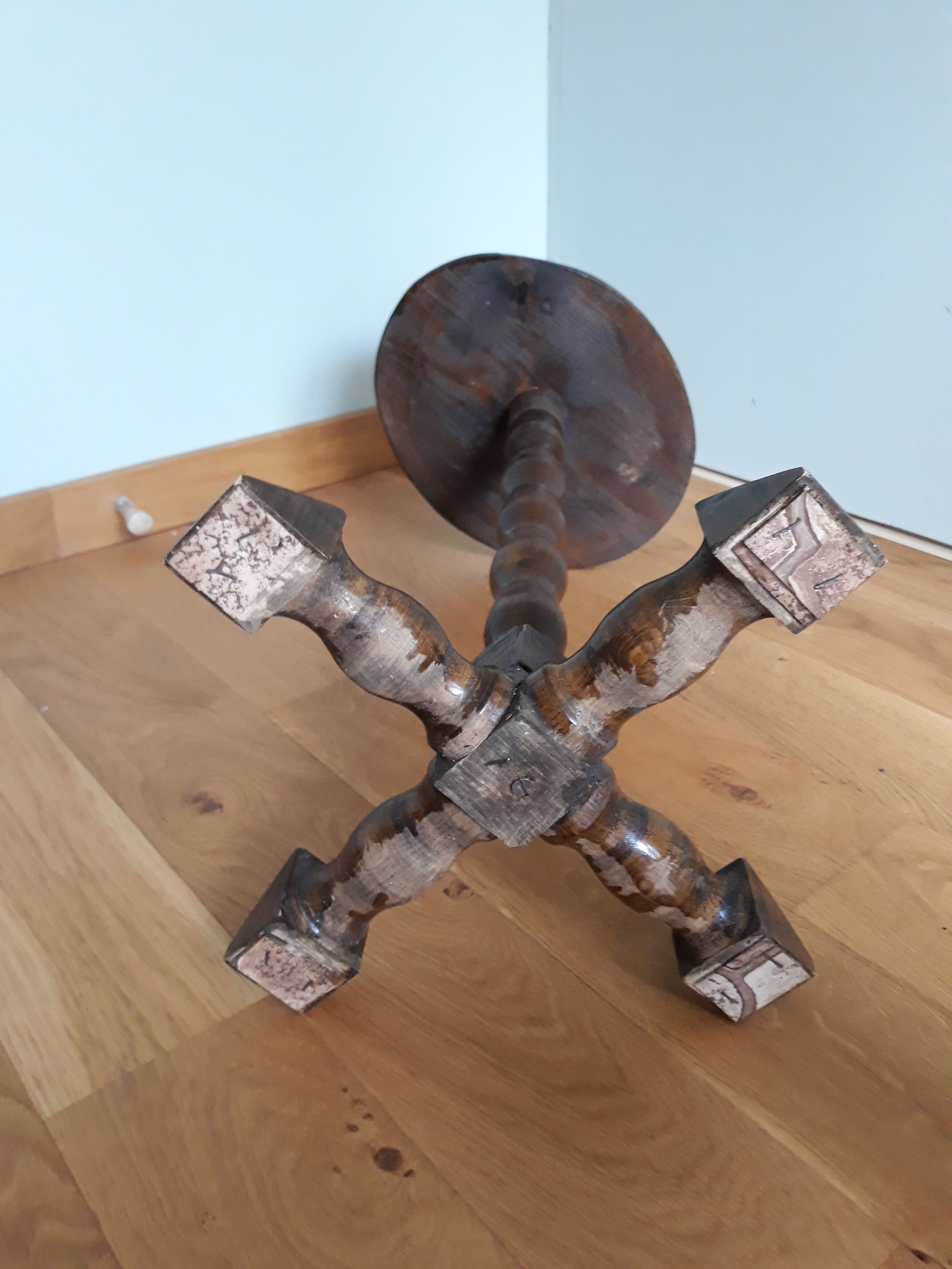 Rustic plant-holder harness in turned solid wood