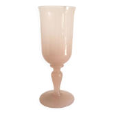 Vase sur pied en opaline rose