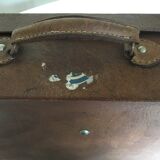 Suitcase of leather with labels of palaces