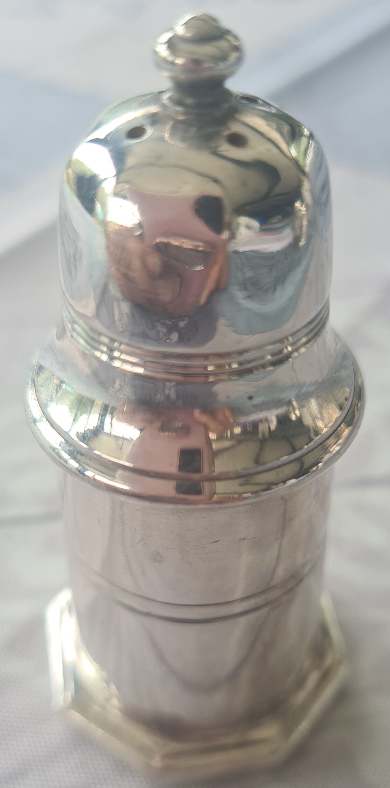 Table container from Christofle in silver-plated metal.