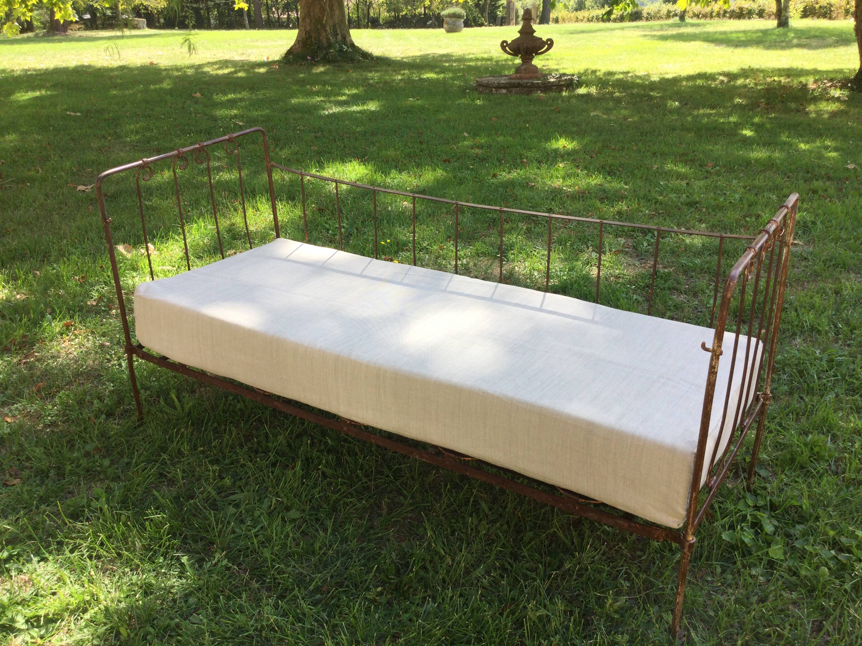 Lit banquette ancien fer forgé avec coussins