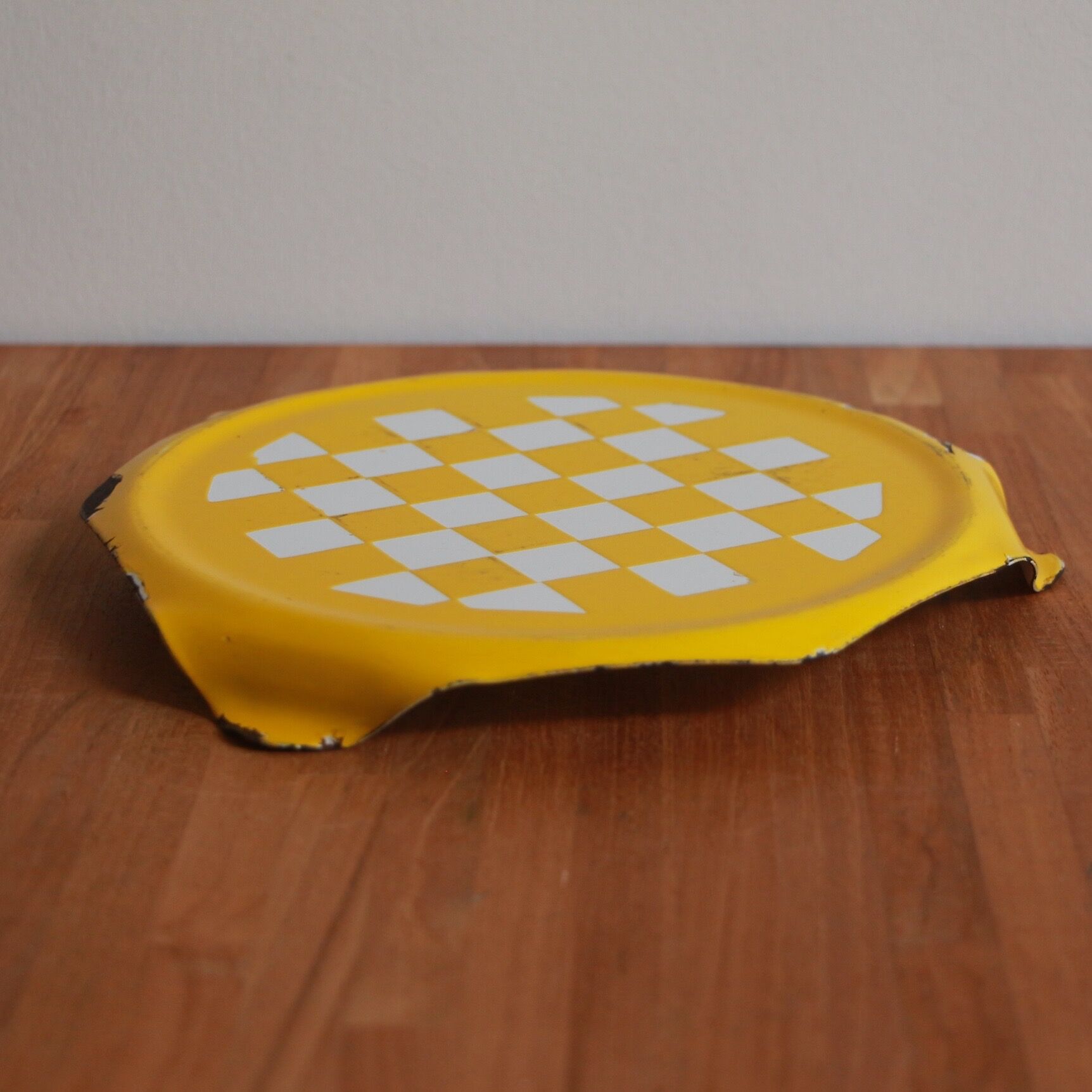 Enamelled metal underside