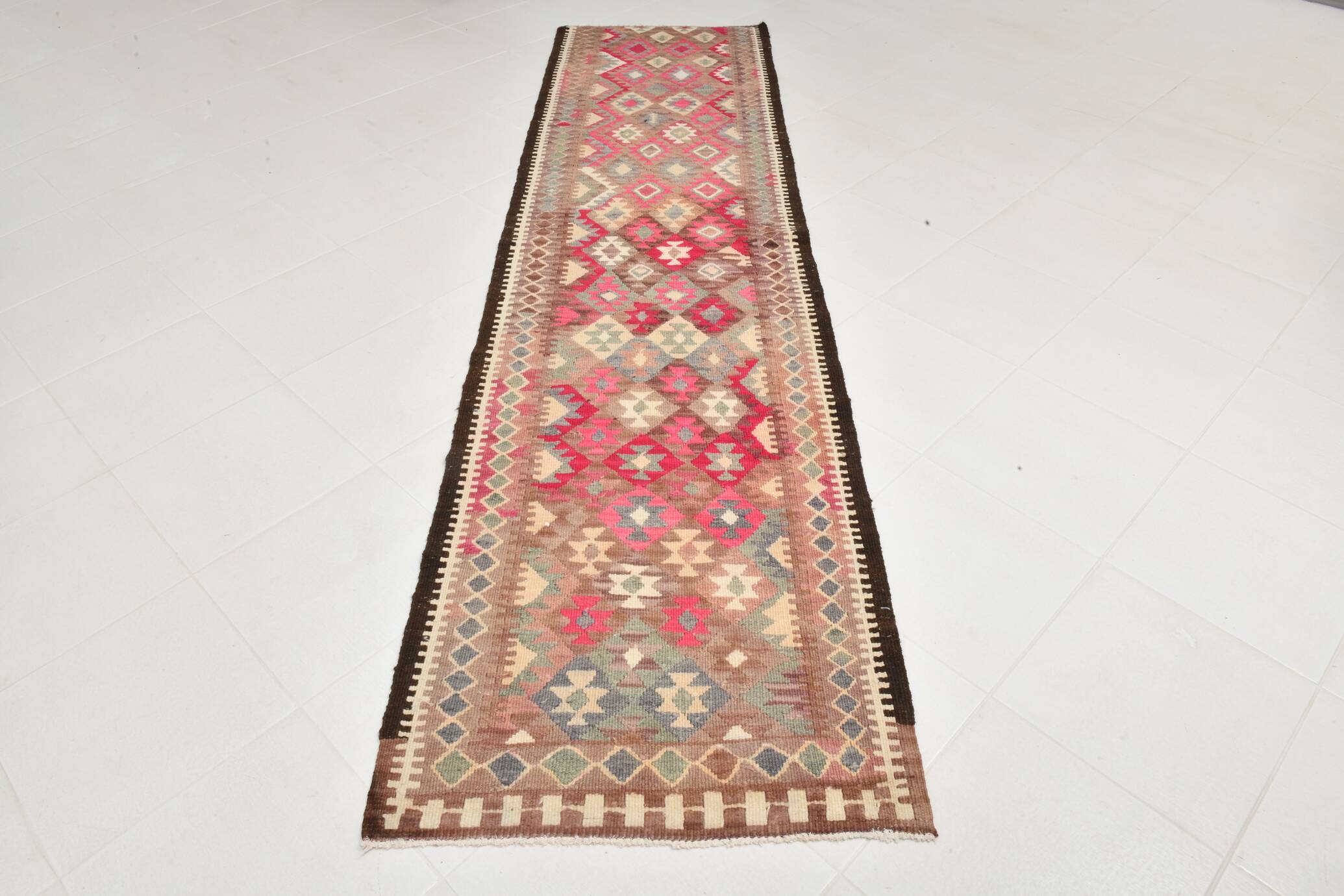 Tapis runner vintage kilim, tons rouges et beiges, motifs géométriques