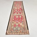 Tapis runner vintage kilim, tons rouges et beiges, motifs géométriques