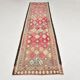 Tapis runner vintage kilim, tons rouges et beiges, motifs géométriques