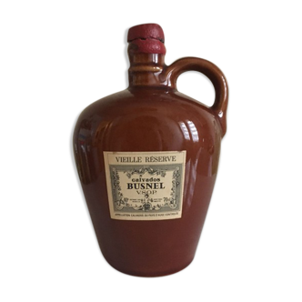 Bouteille de calvados étiquetée en grès