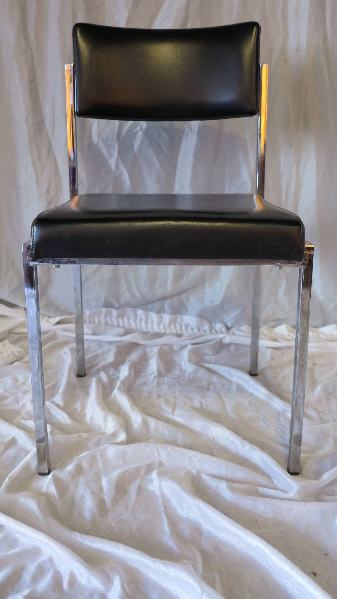 Chaise moderniste métal chromé et simili cuir noir