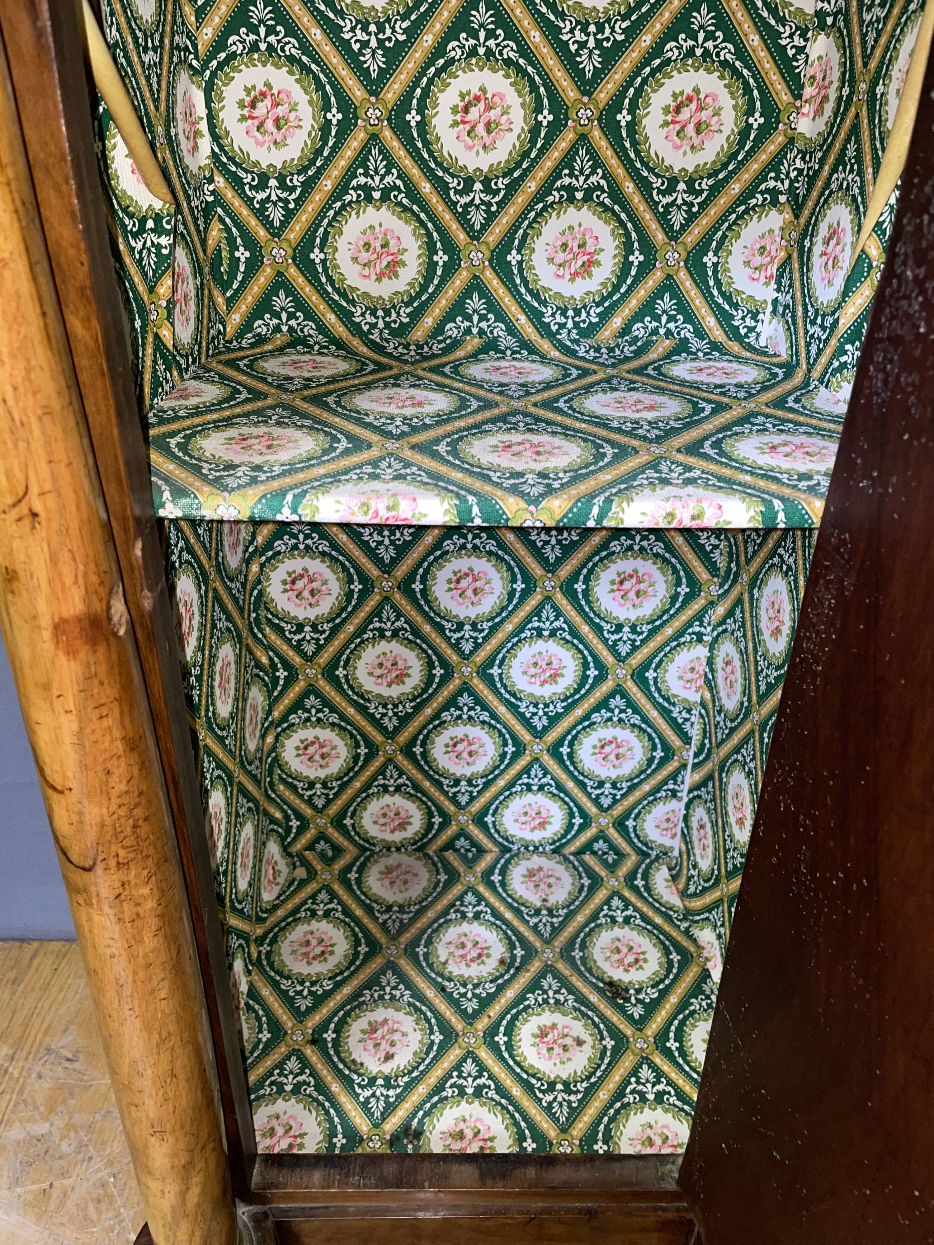 Chevet d'époque Empire en Noyer à Colonnes détachées