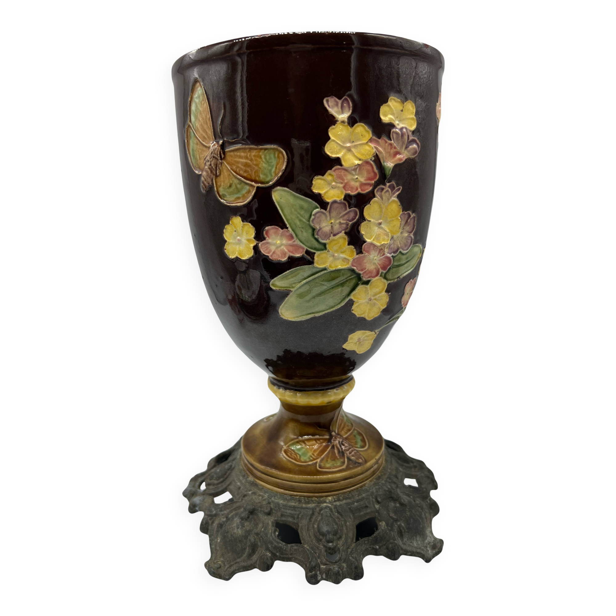 Vase en barbotine à décor de fleurs et papillons – Fin XIXe siècle – Monture