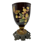 Vase en barbotine à décor de fleurs et papillons – Fin XIXe siècle – Monture