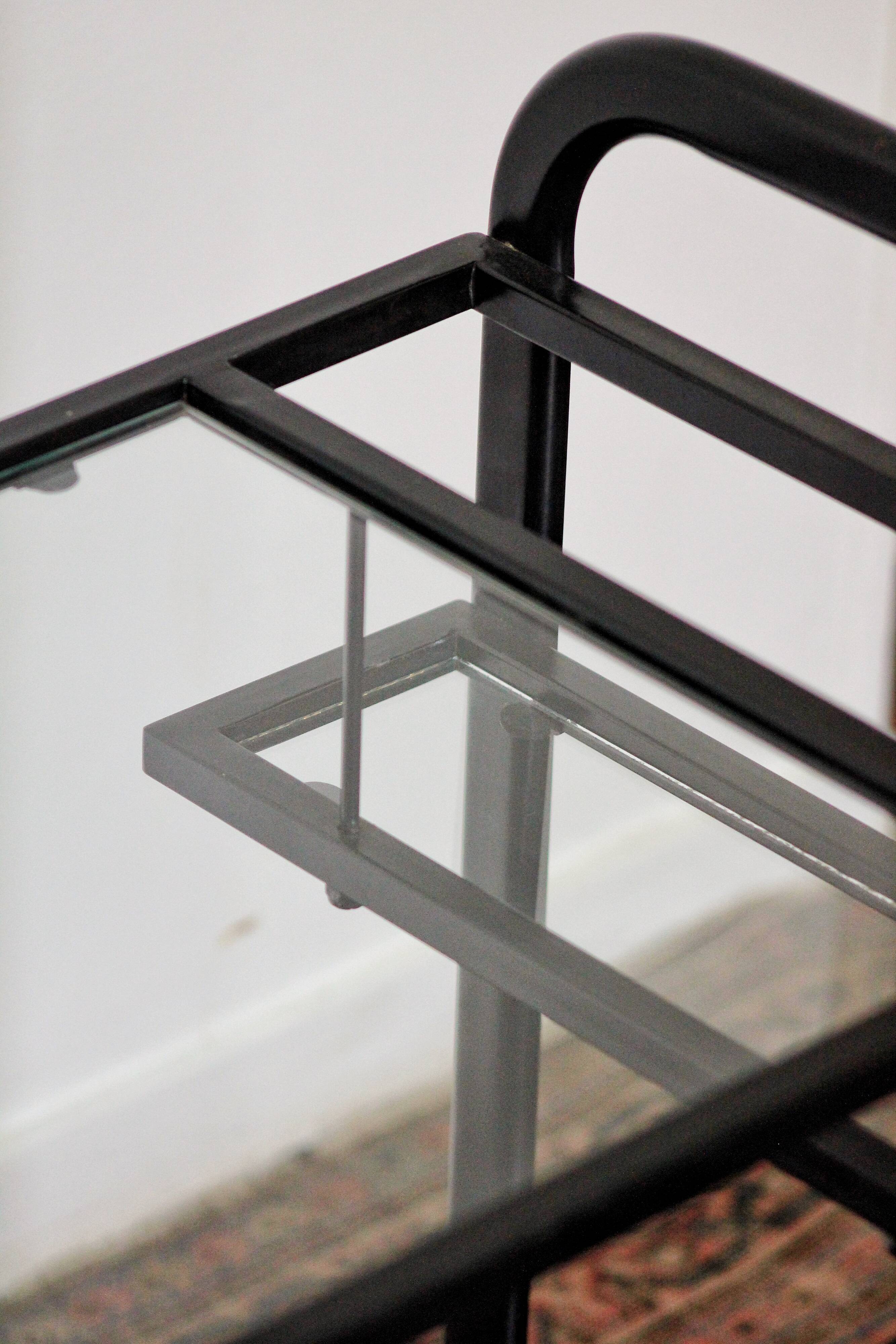 Black metal rolling dessert