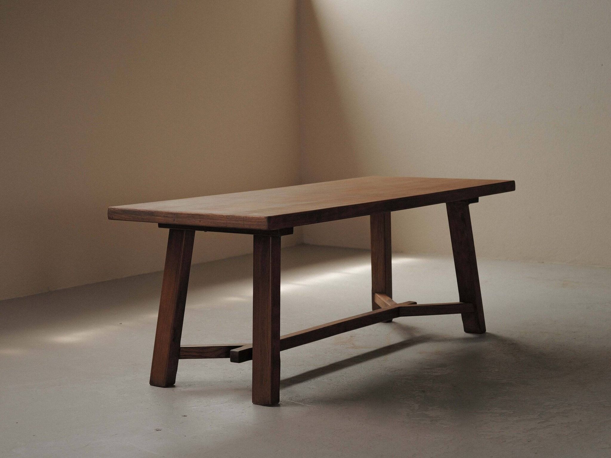 Grande table artisanale en chêne, France, vers 1970
