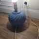 Ancien pied de lampe en céramique bleu, 1980
