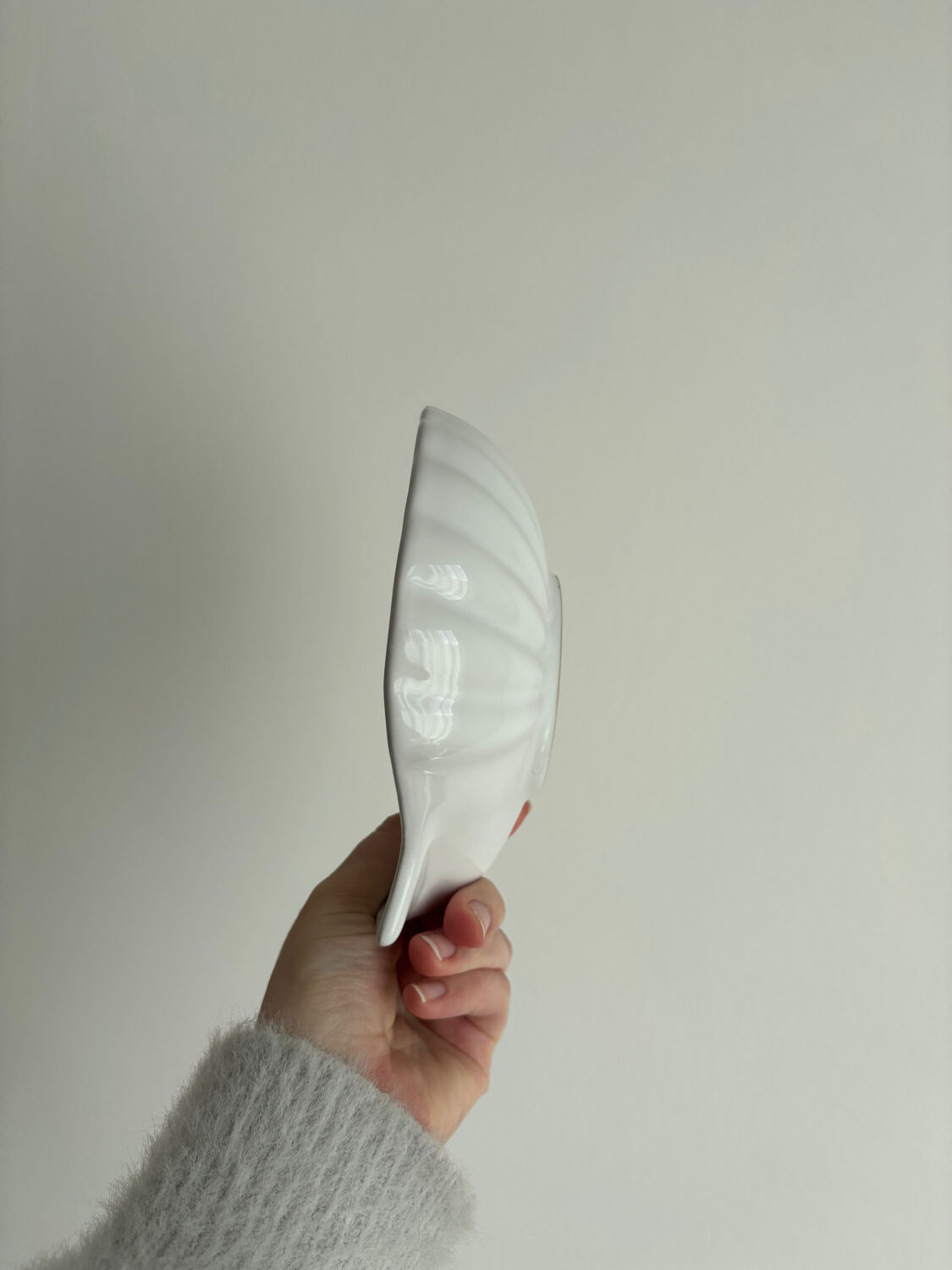 Set of 6 vintage shell-shaped small dishes – white ceramic bowls.