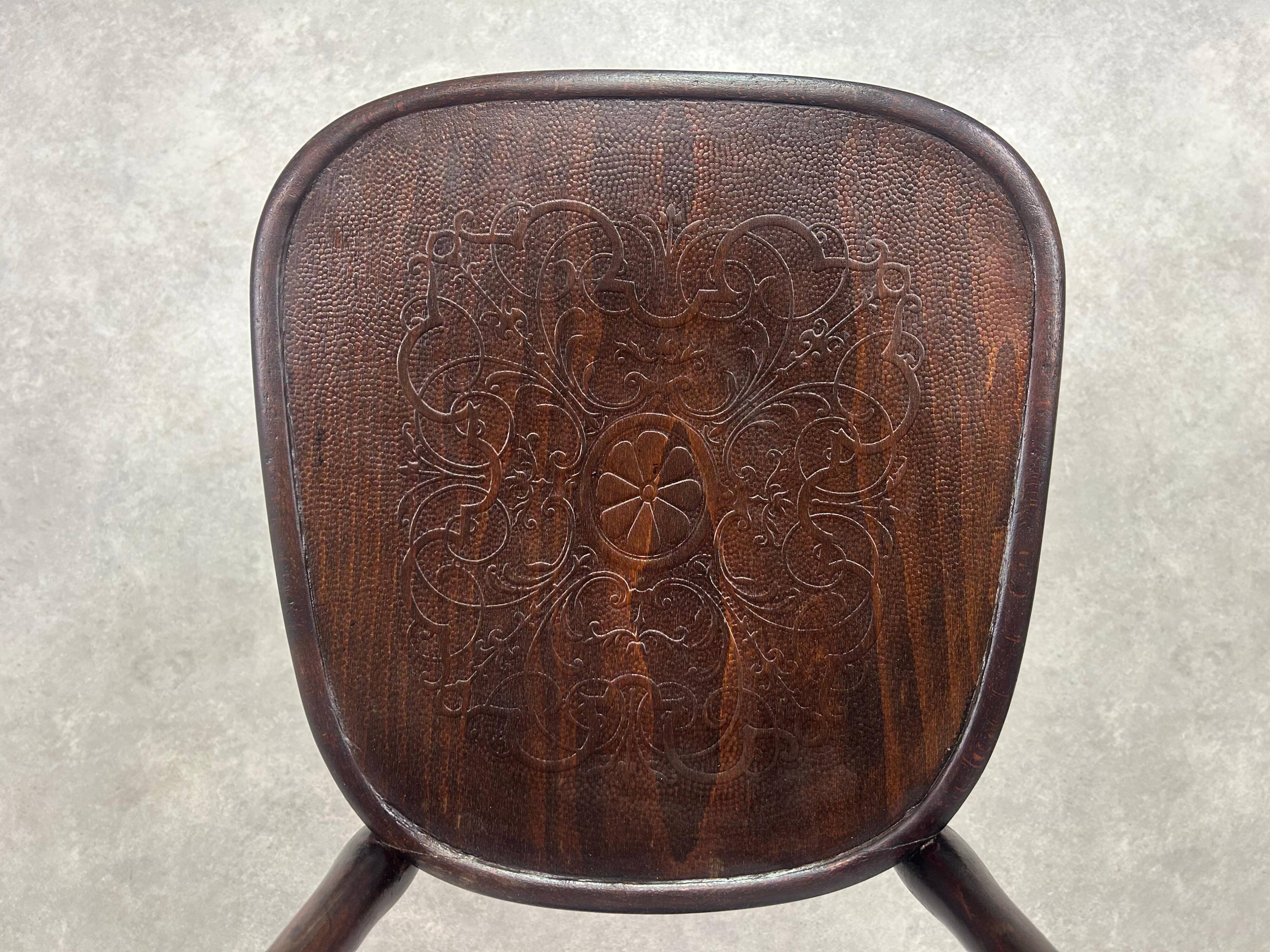 Curved wooden dining chair no. 228 by Thonet