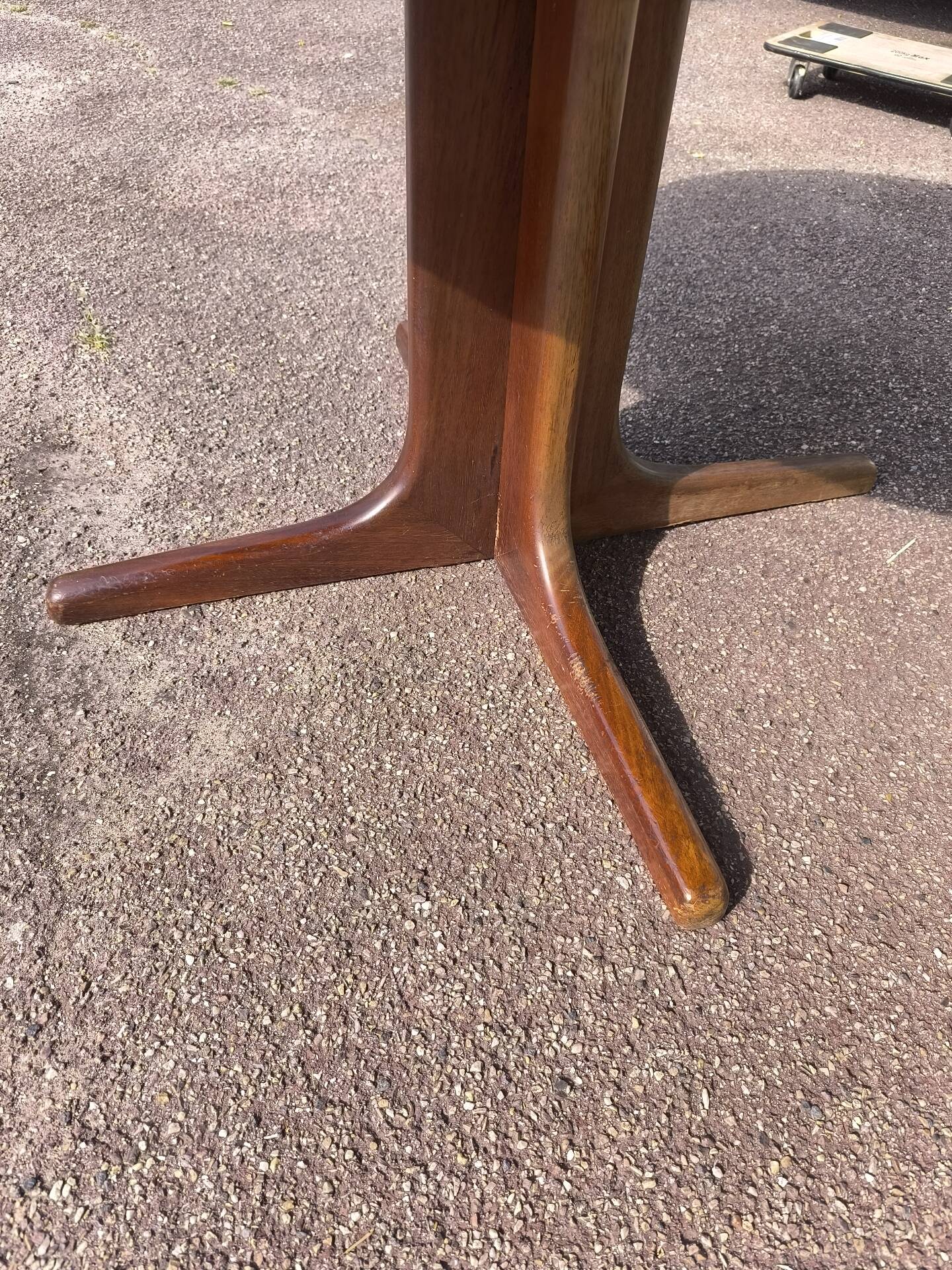 Extendable round table for 4 to 6 people, wood.