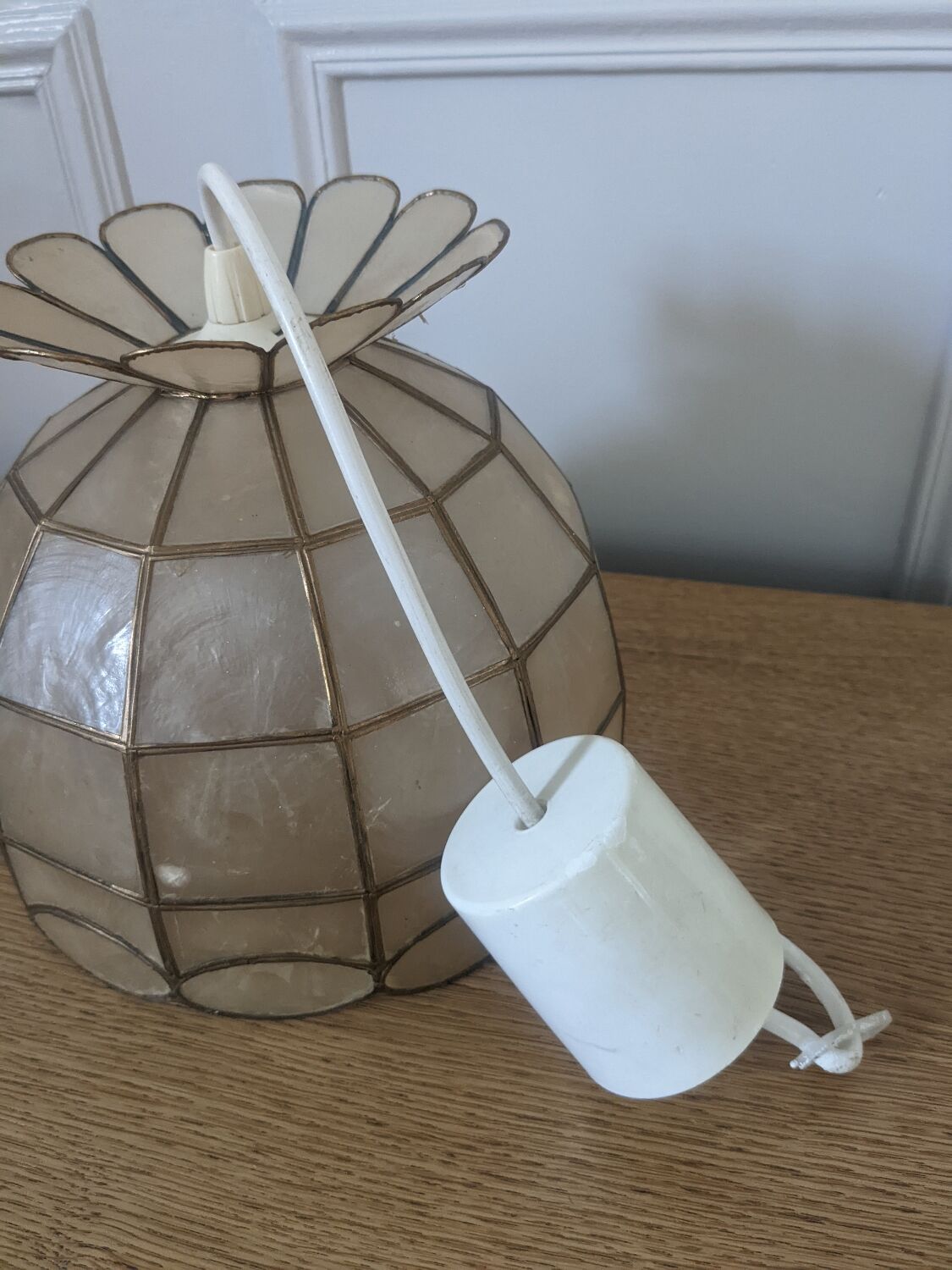 Chandelier in mother-of-pearl and brass