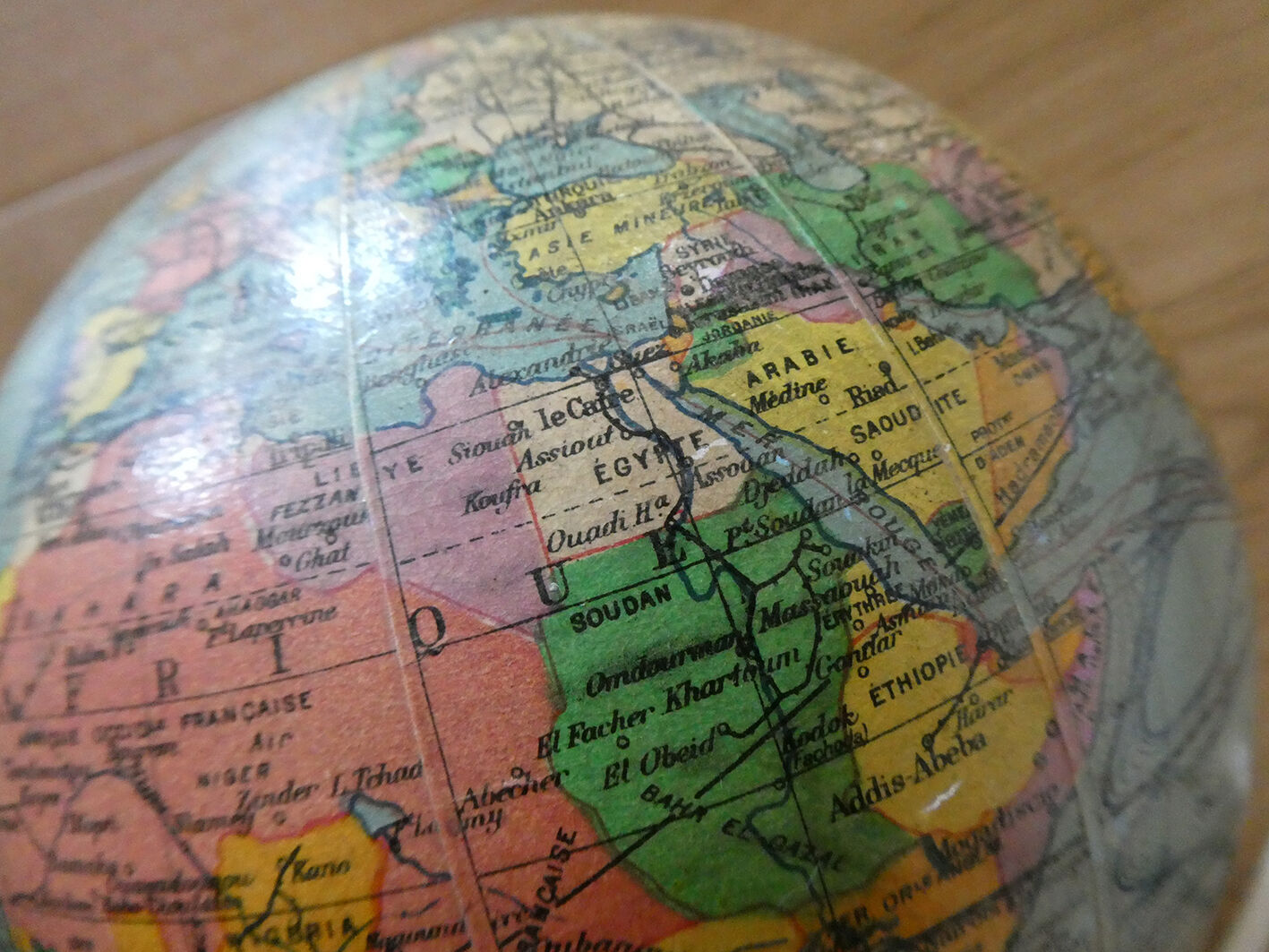 Light earth globe in vintage J-Forest glass from the 1940s