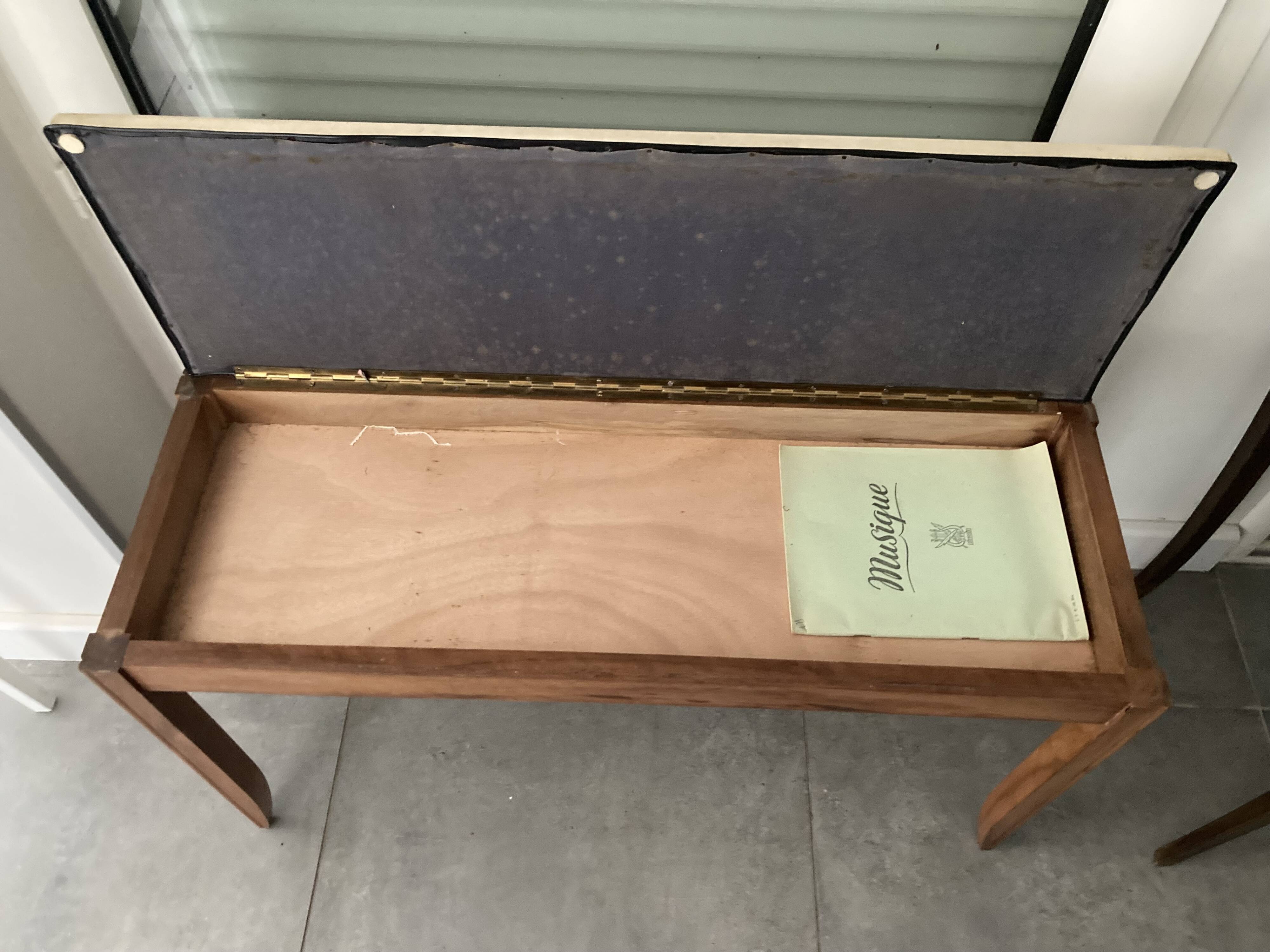 Piano bench that converts into a music book storage in excellent condition.