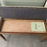 Piano bench that converts into a music book storage in excellent condition.