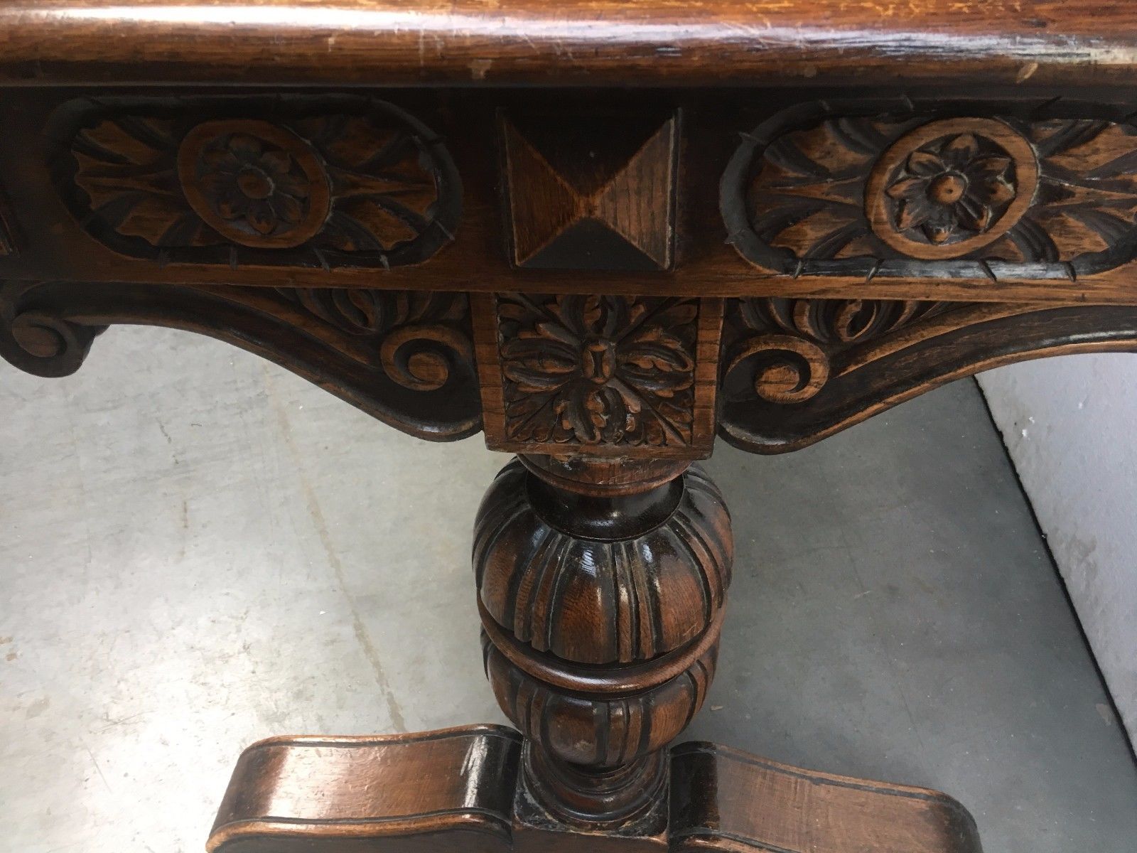 Table style Renaissance office