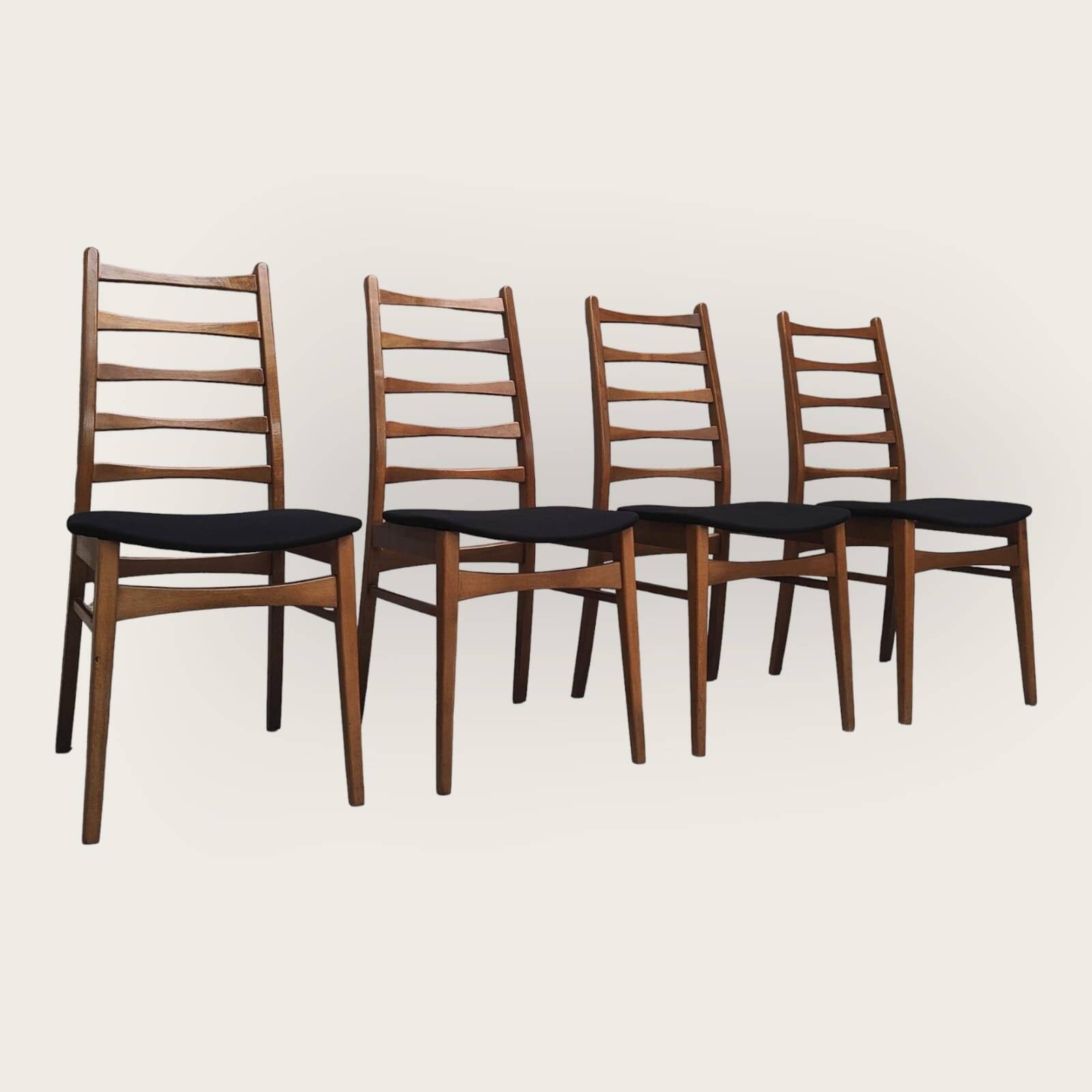 Vier Mid Century stoelen