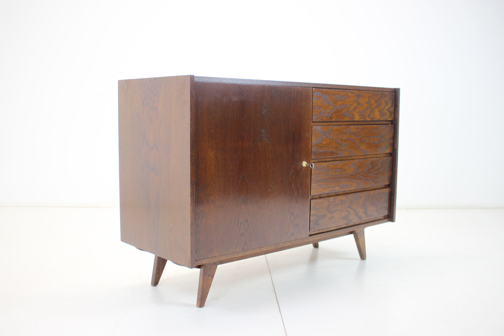 Buffet conçu par Jiří Jiroutek, années 1960
