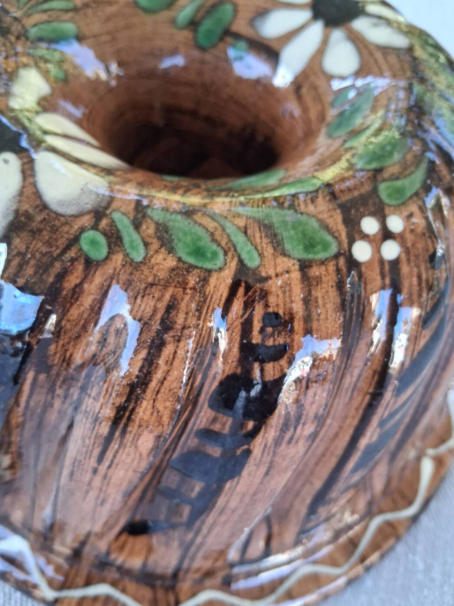Very nice Alsatian ceramic kouglof dish in very good condition.
