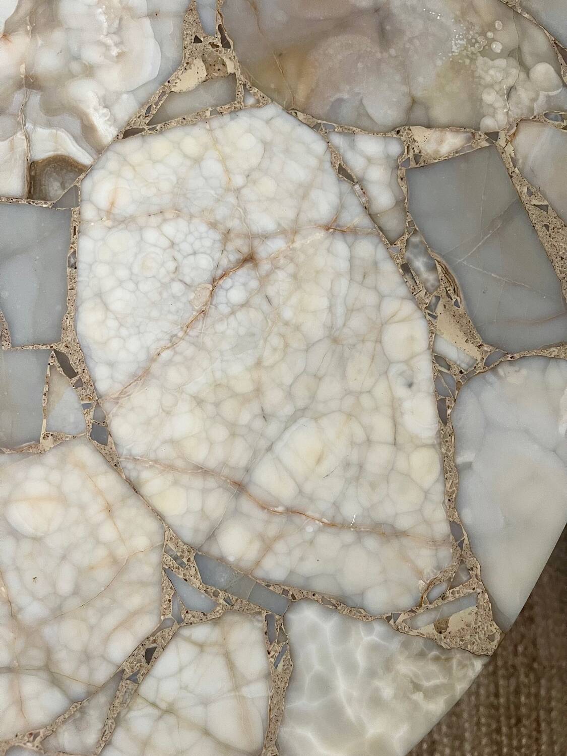 Coffee table in wood, marble and onyx.