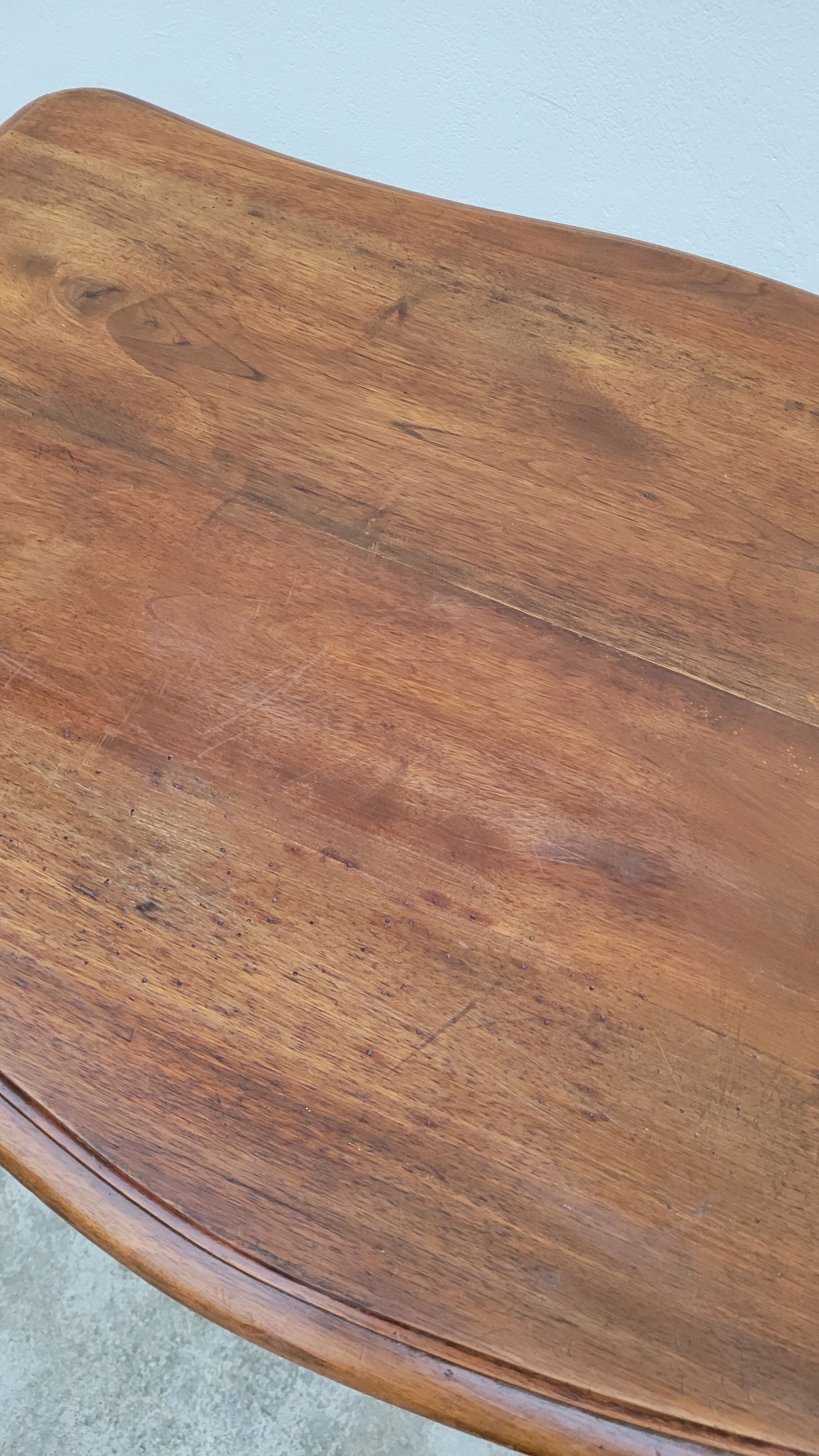 Table de milieu de style Louis XV en noyer massif