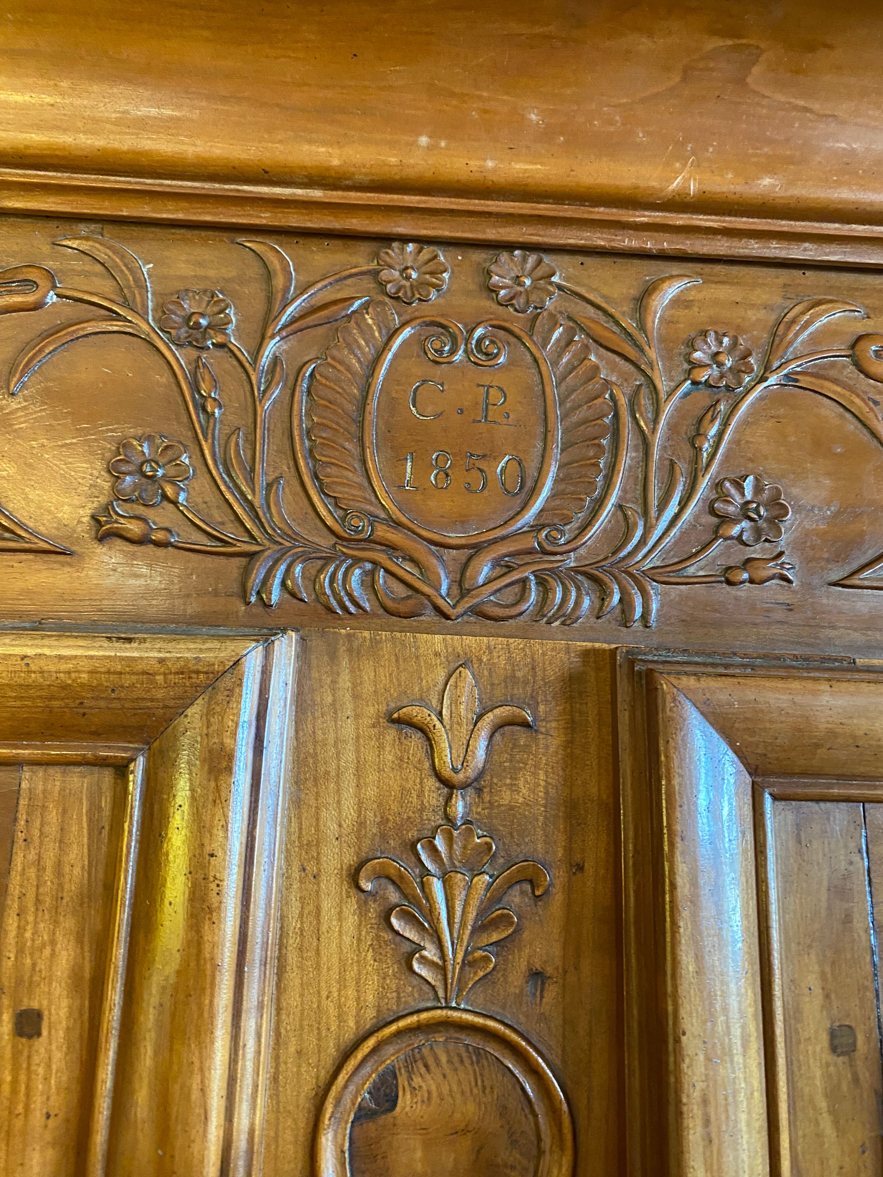 Wedding wardrobe of the Bressan country in walnut and walnut magnifying glass dated 1850