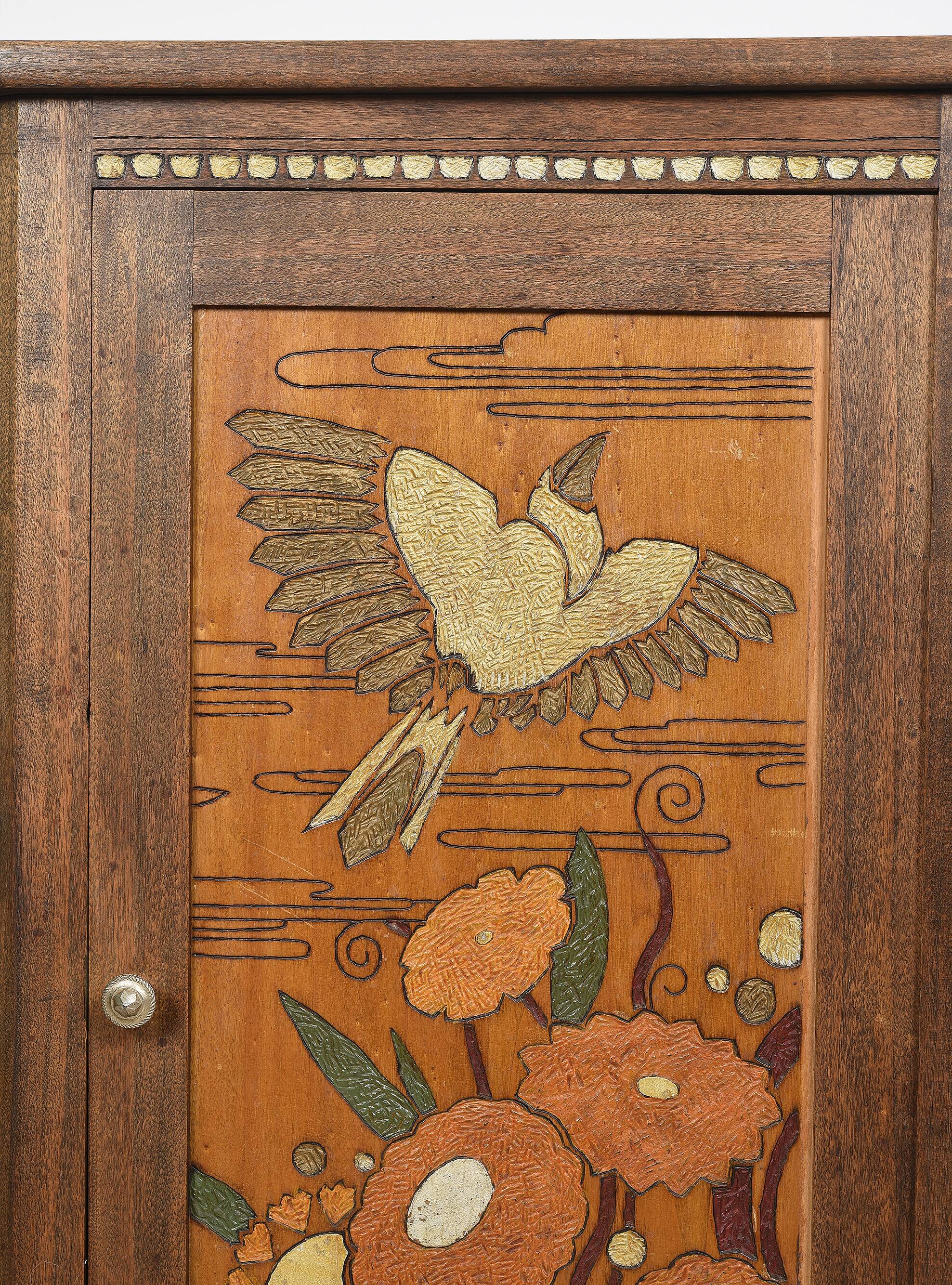 Buffet ou armoire d'angle, à 3 faces, en bois massif, sculpté et peint.