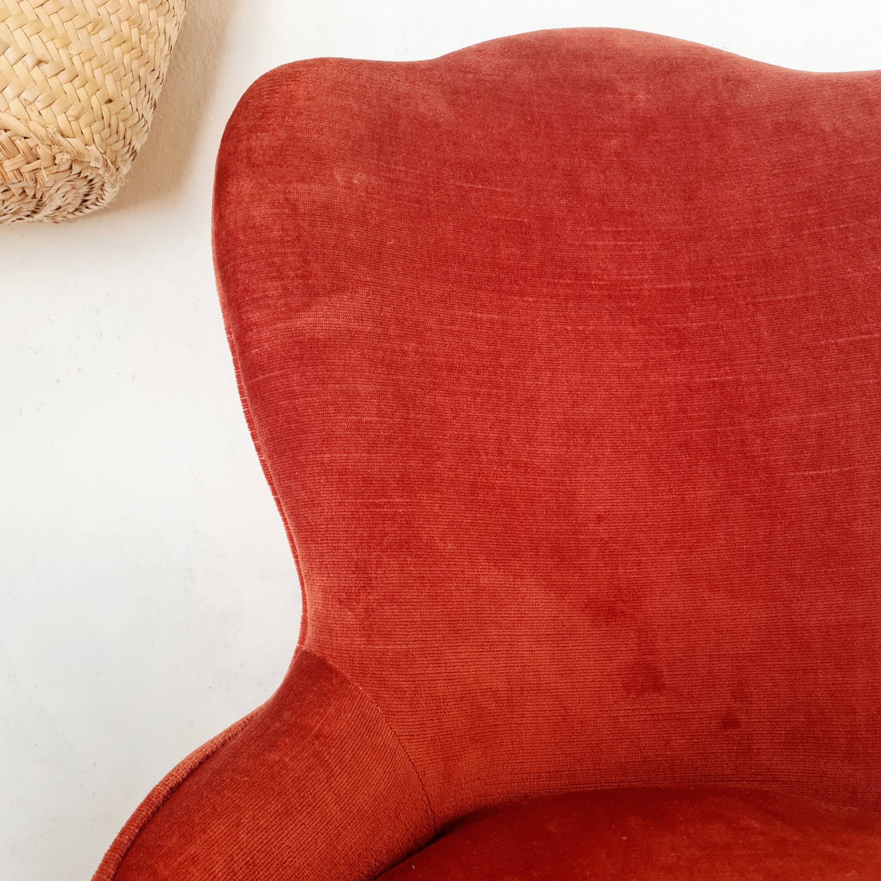 Red velvet toad armchair with fringes