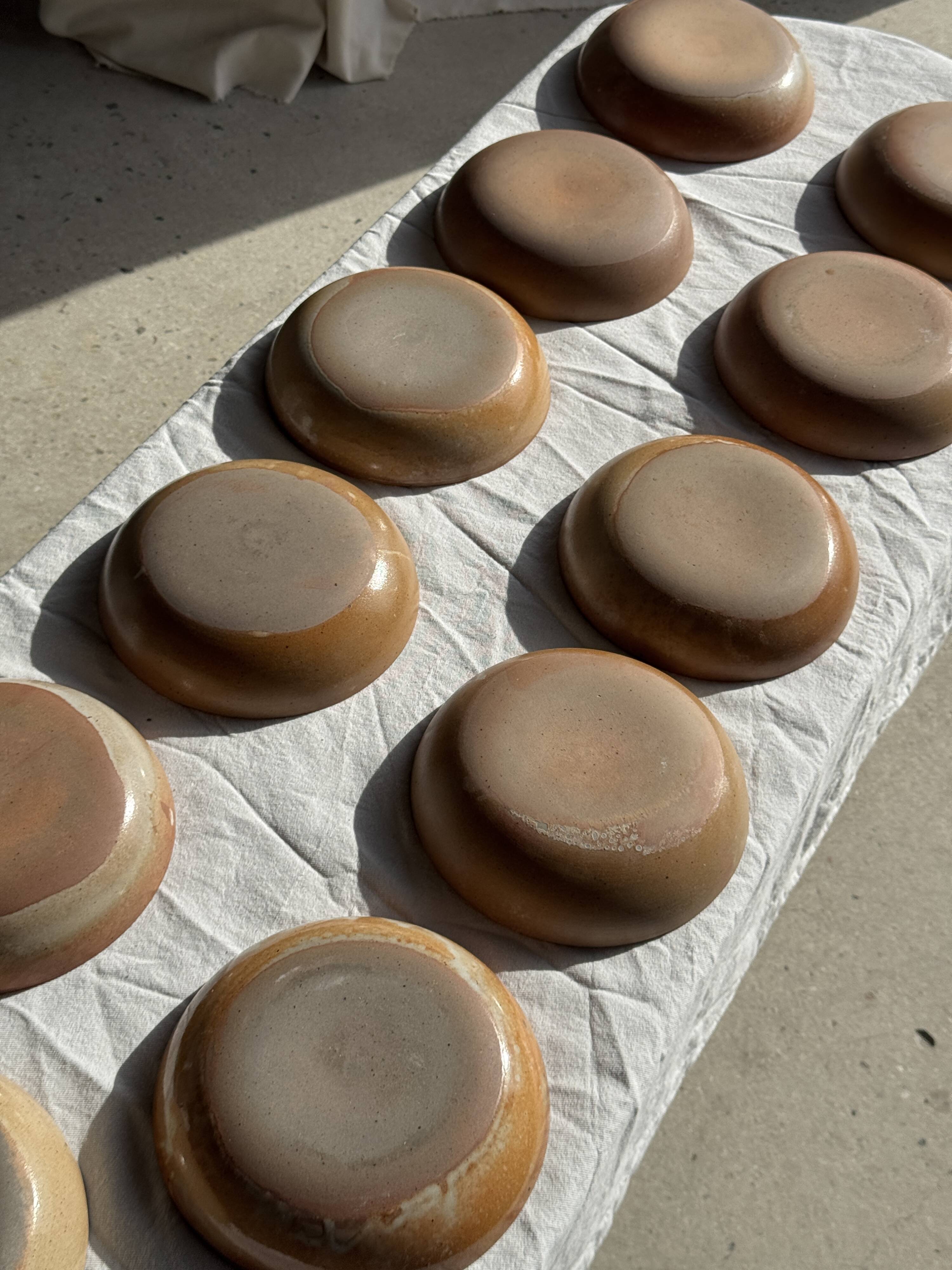 11 assiettes creuses artisanales vintage en grès mat