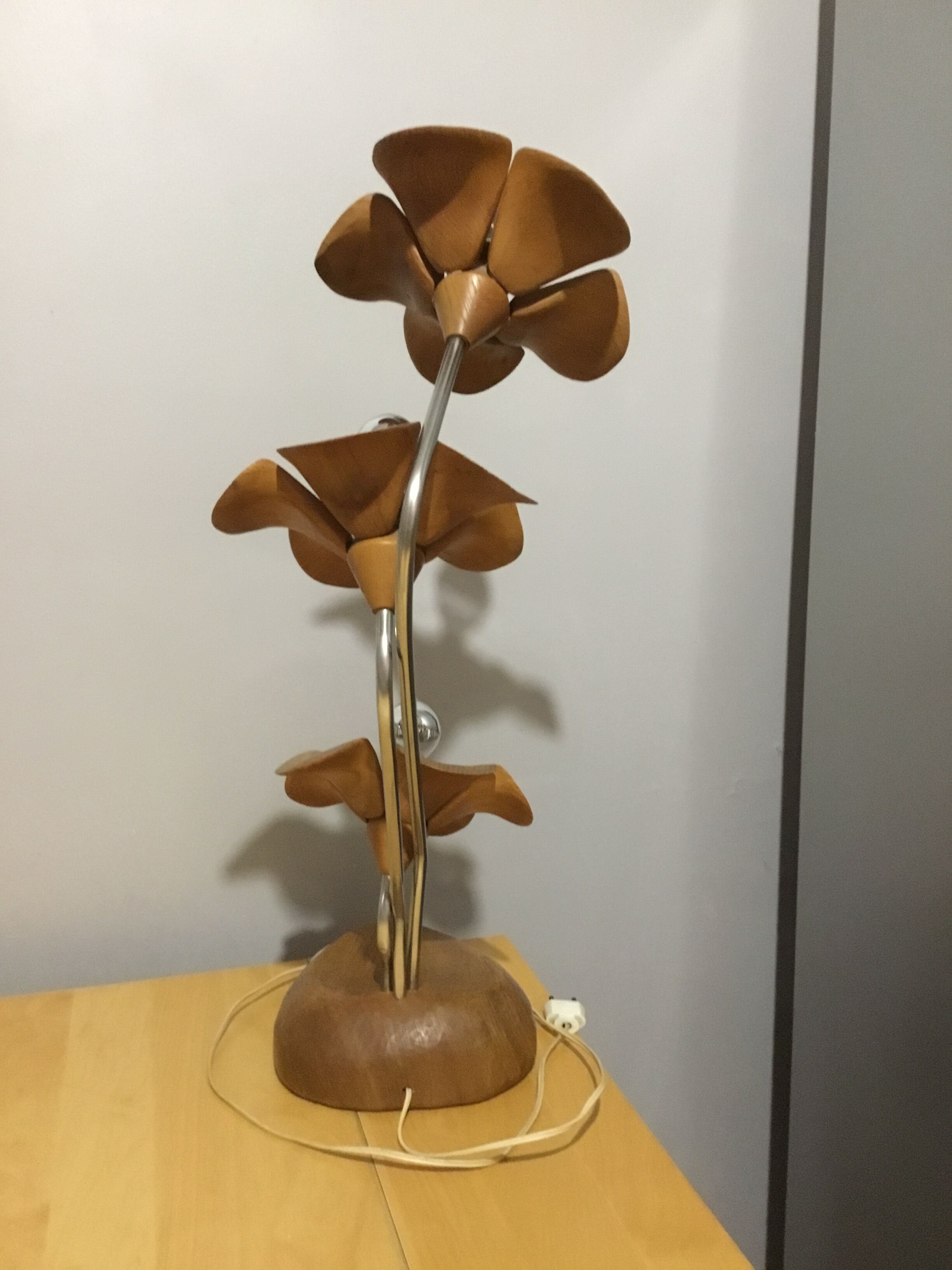 Wooden flower lamp