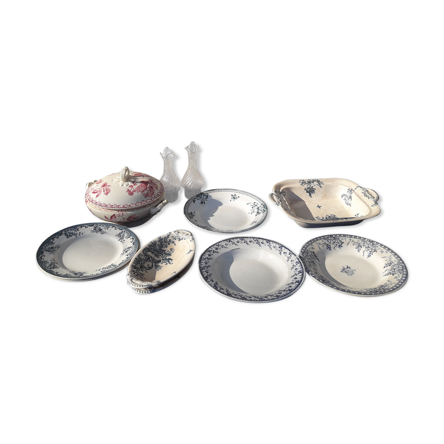 Lot assiettes et plats anciens dont Gien  Mariette Pomponnette Regent