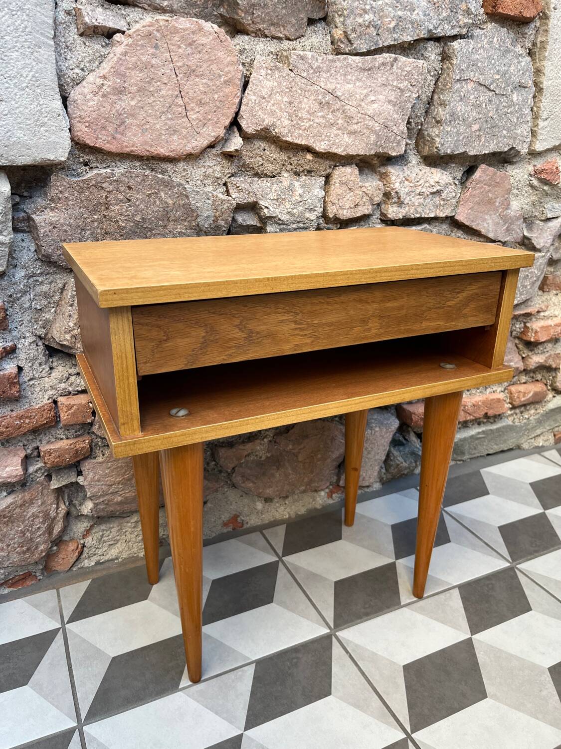 Spindle-legged bedside table from the 60s/70s.