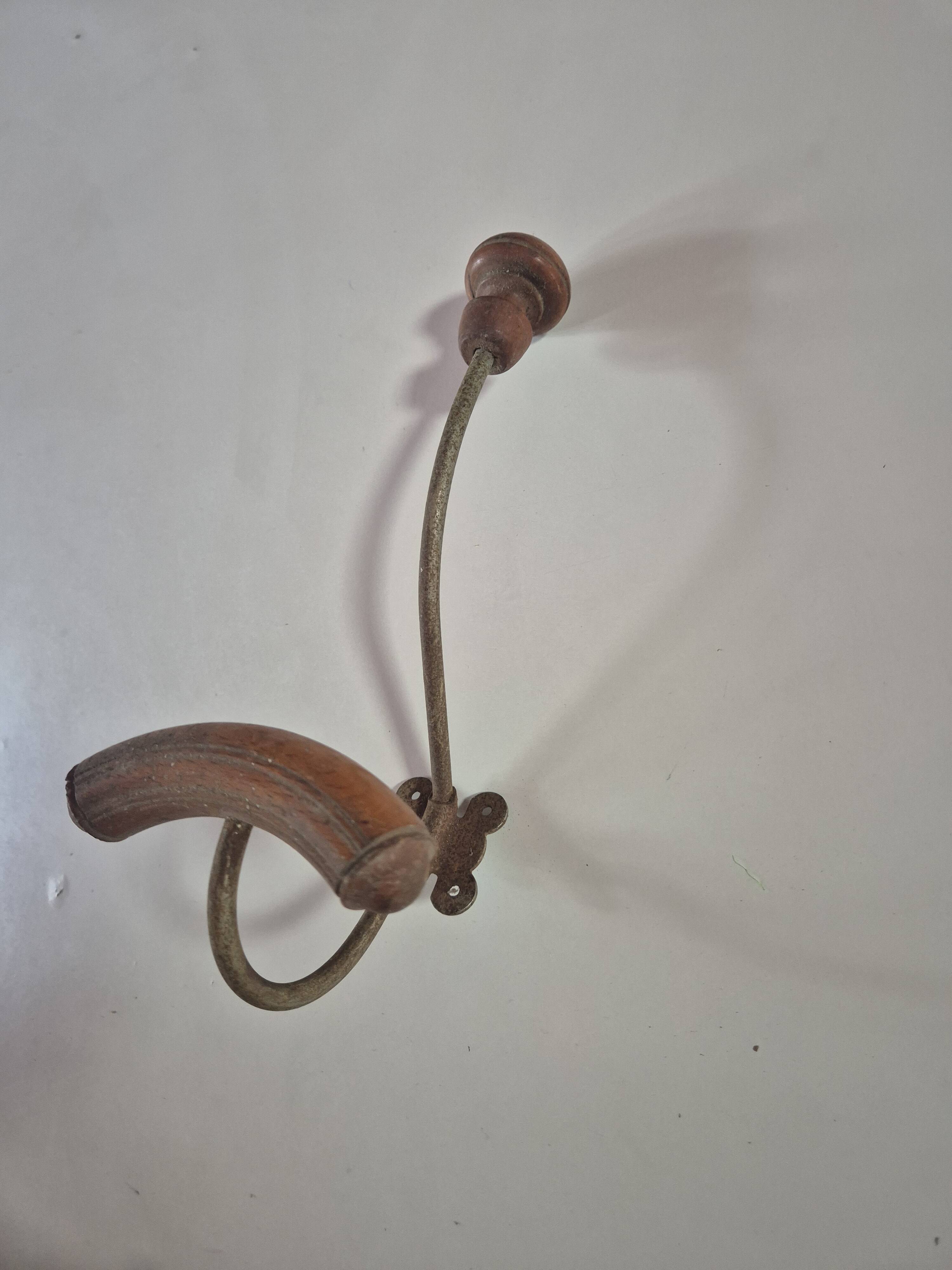 Vintage 1960s wall coat rack in wood and metal.