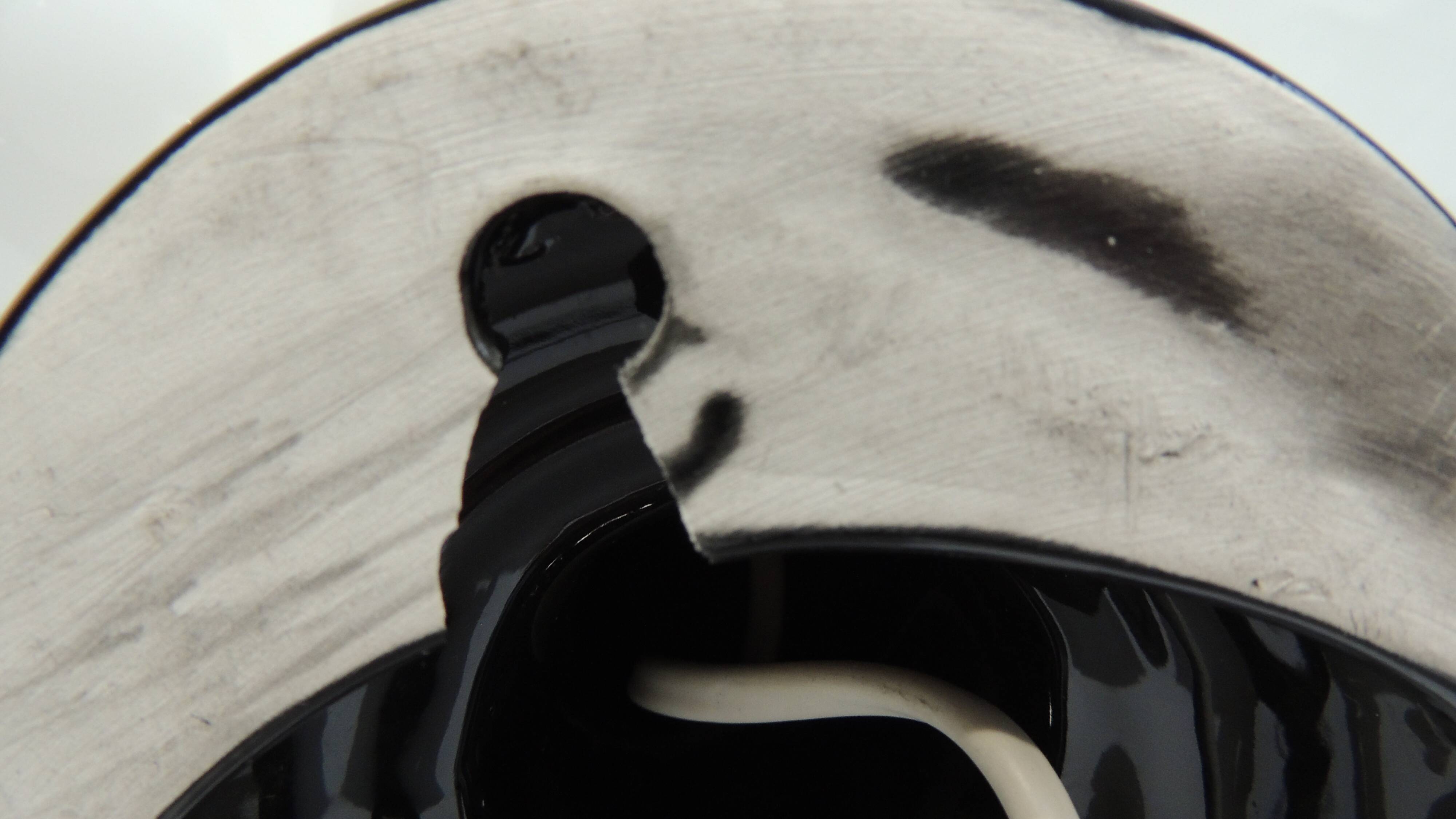 Paire d’appliques mains noires tenant un globe en opaline, années 70