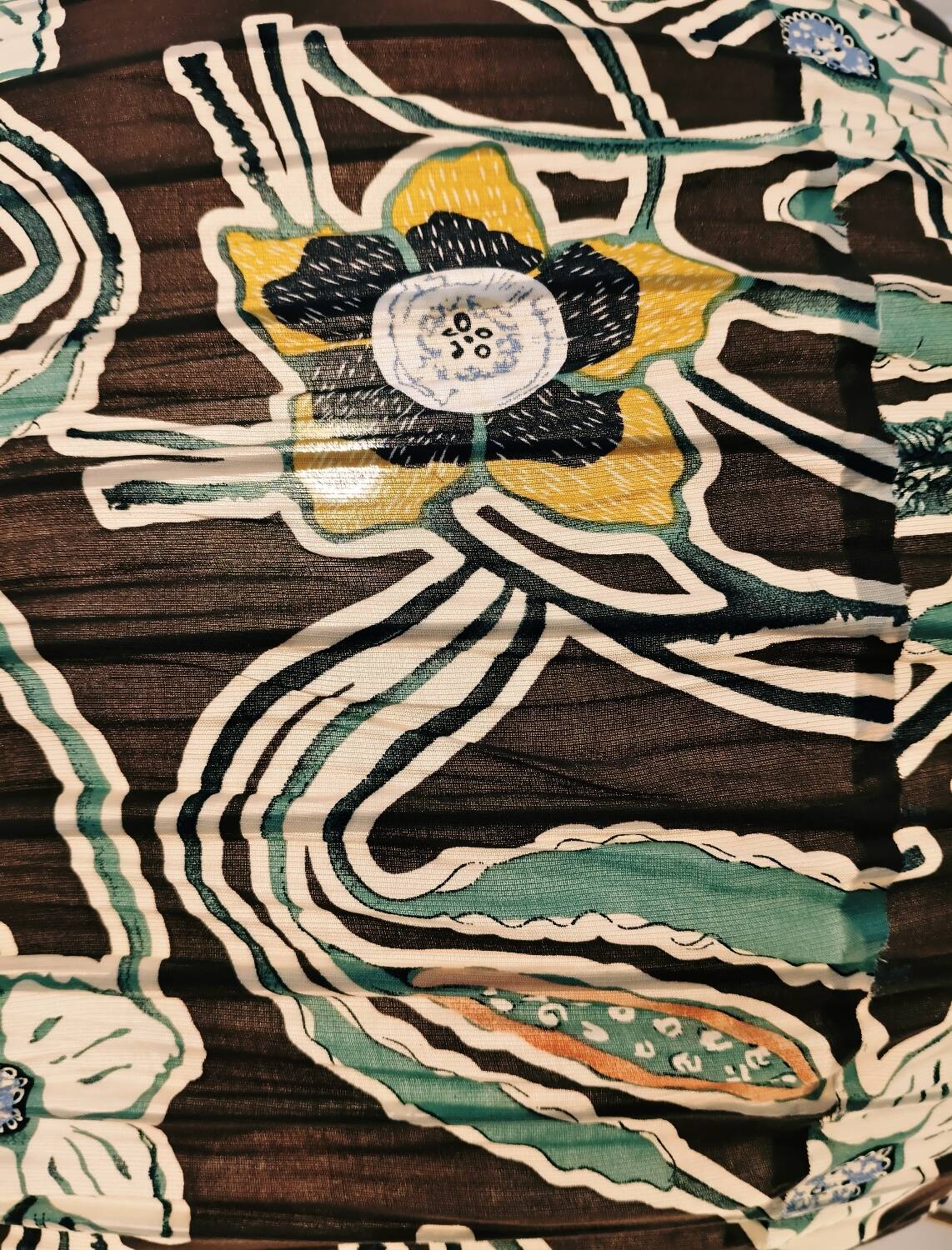 Suspension in printed fabric in the shape of a pear.