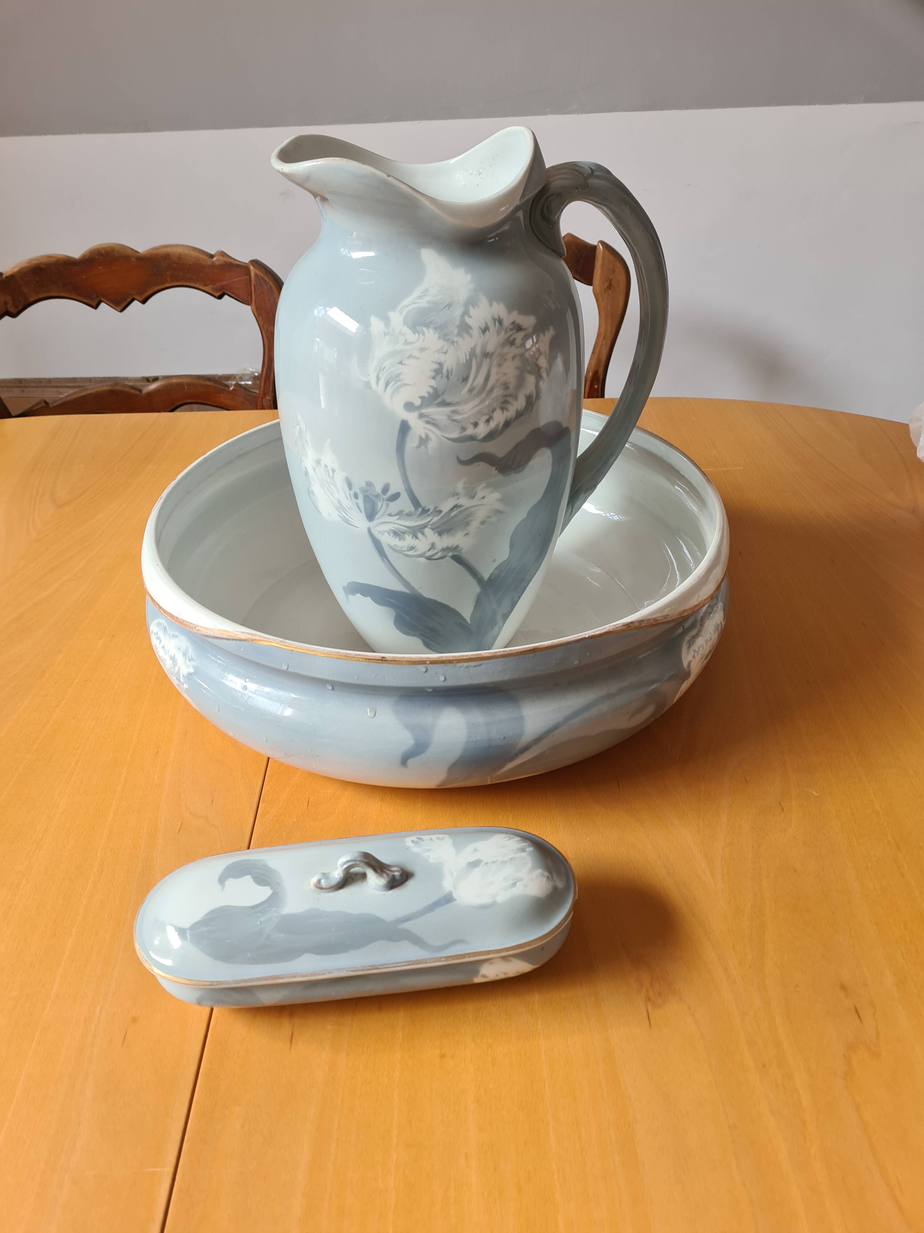 Ceramic toilet set